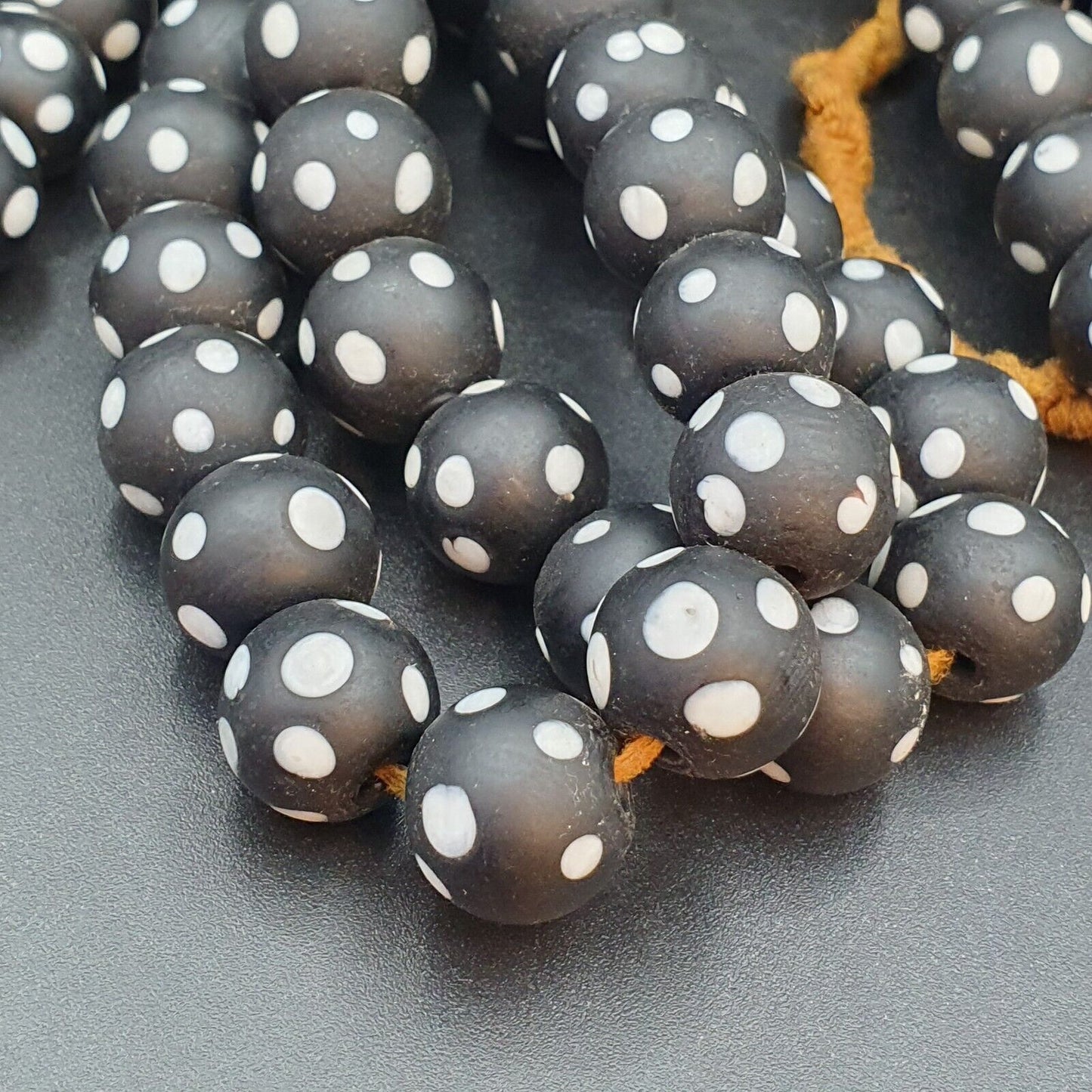 Vintage schwarze Skunk gepunktete Glasperlen weiß gepunktete Perlen Strang Halskette