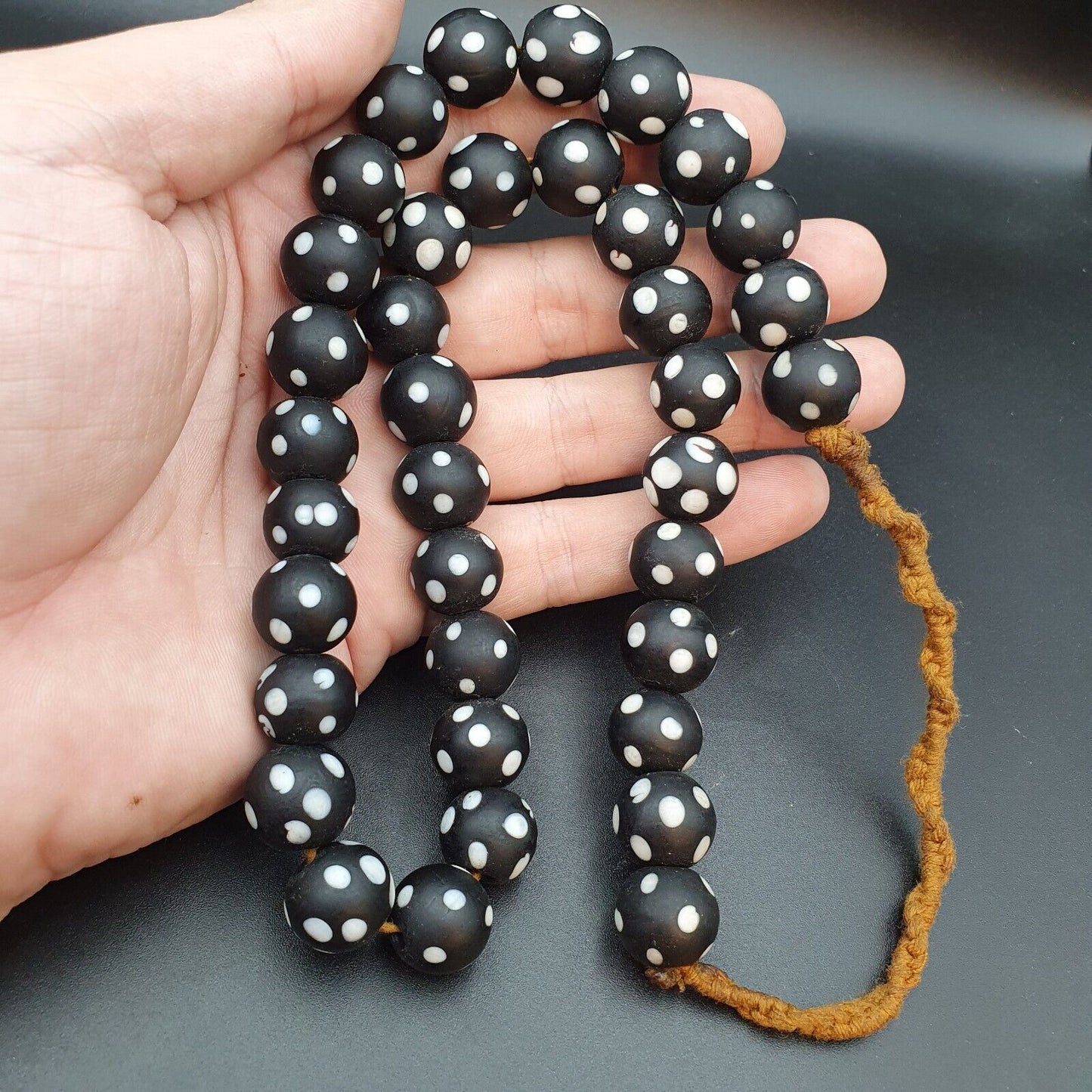 Vintage schwarze Skunk gepunktete Glasperlen weiß gepunktete Perlen Strang Halskette