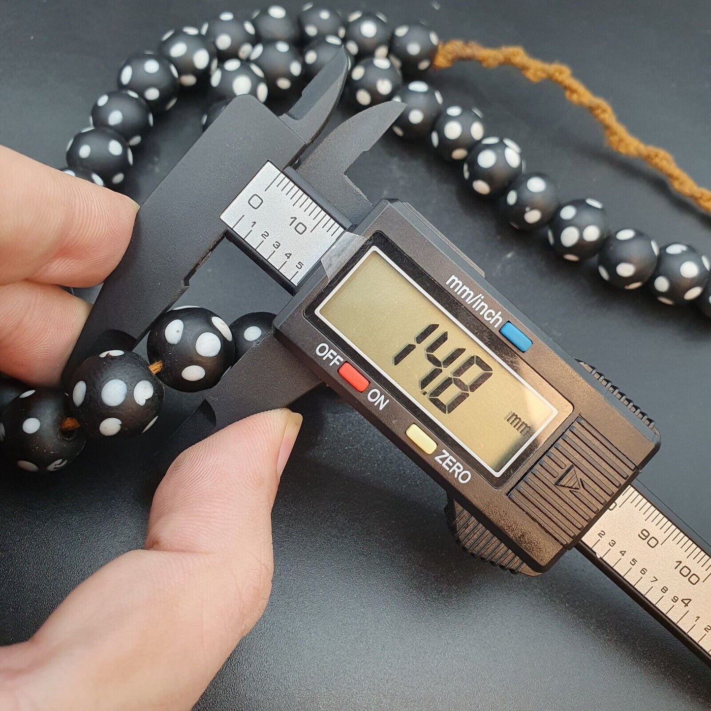 Vintage schwarze Skunk gepunktete Glasperlen weiß gepunktete Perlen Strang Halskette
