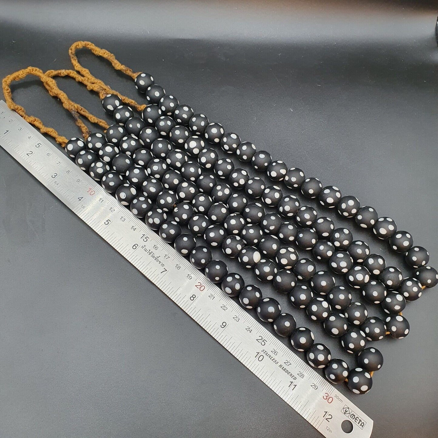 Vintage schwarze Skunk gepunktete Glasperlen weiß gepunktete Perlen Strang Halskette