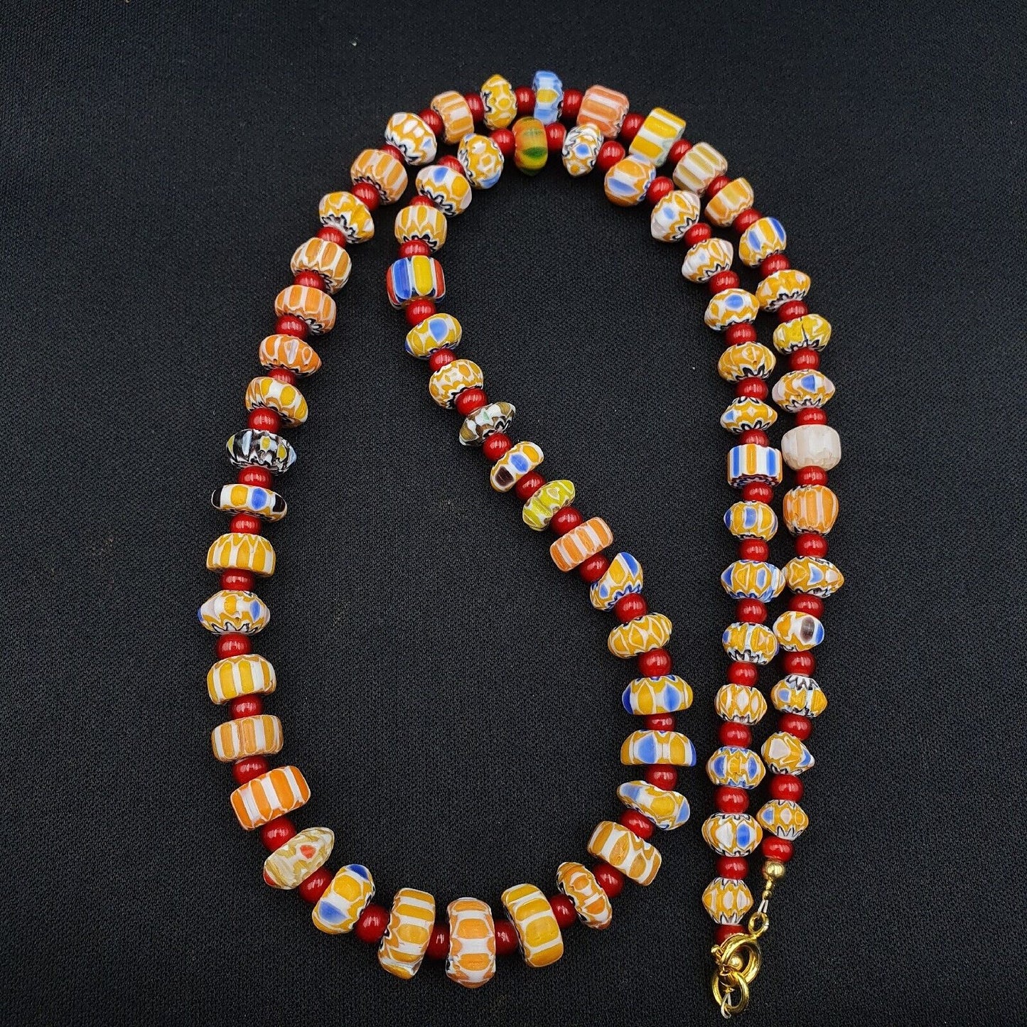 Winzige Chevrons und weißes Herz venezianische Handelsperlen African COLLECTION Halskette