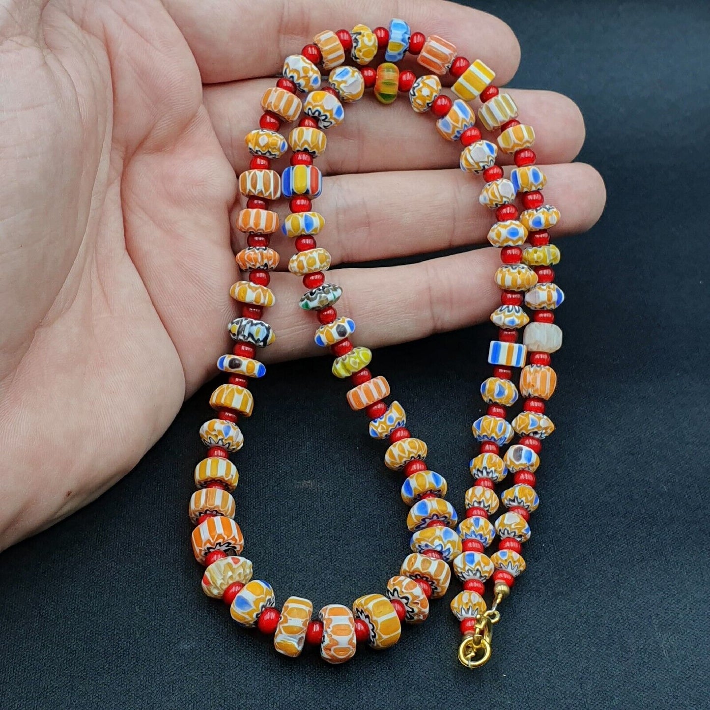 Winzige Chevrons und weißes Herz venezianische Handelsperlen African COLLECTION Halskette