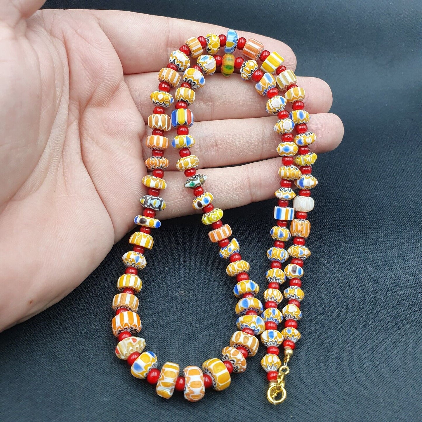 Winzige Chevrons und weißes Herz venezianische Handelsperlen African COLLECTION Halskette