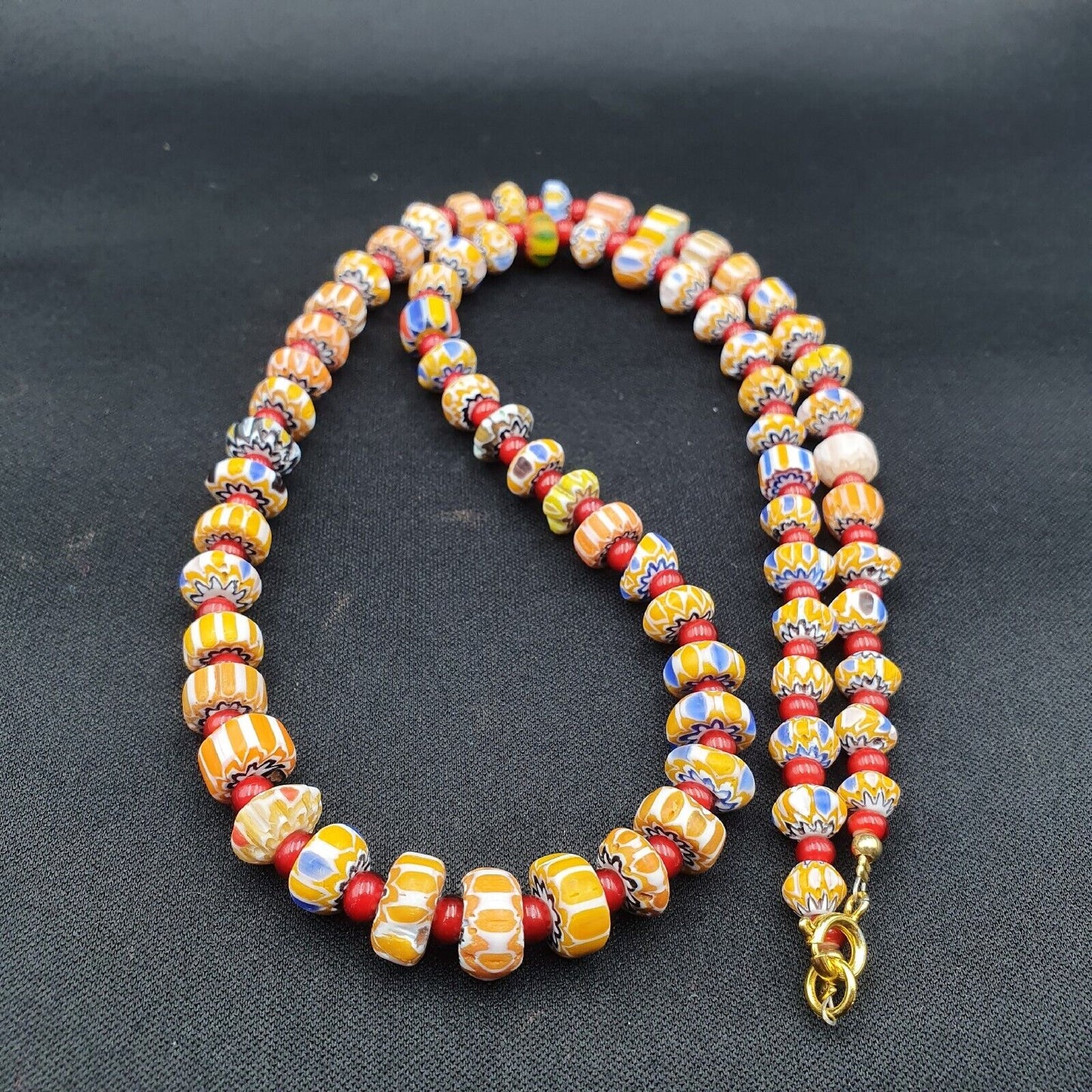 Winzige Chevrons und weißes Herz venezianische Handelsperlen African COLLECTION Halskette