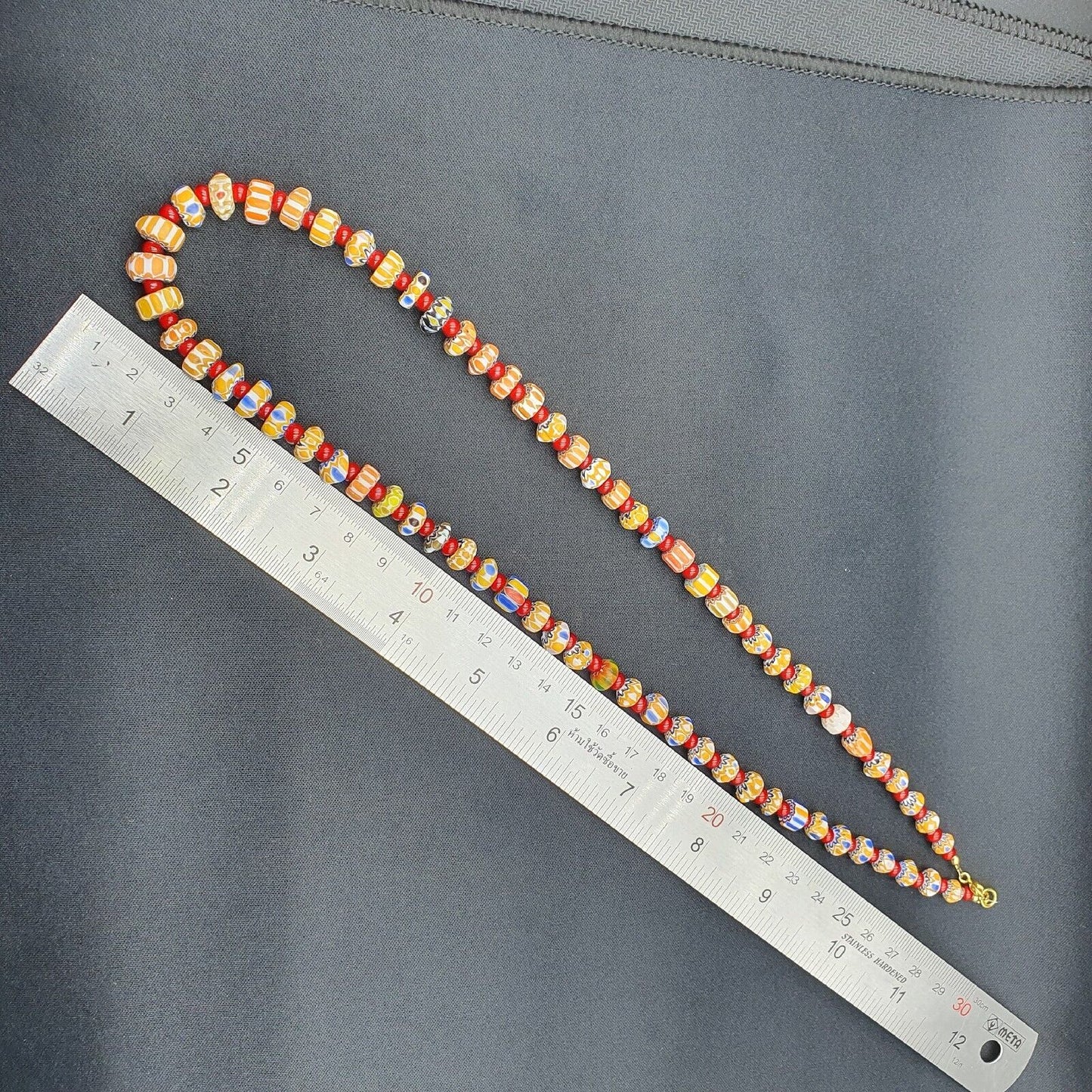 Winzige Chevrons und weißes Herz venezianische Handelsperlen African COLLECTION Halskette