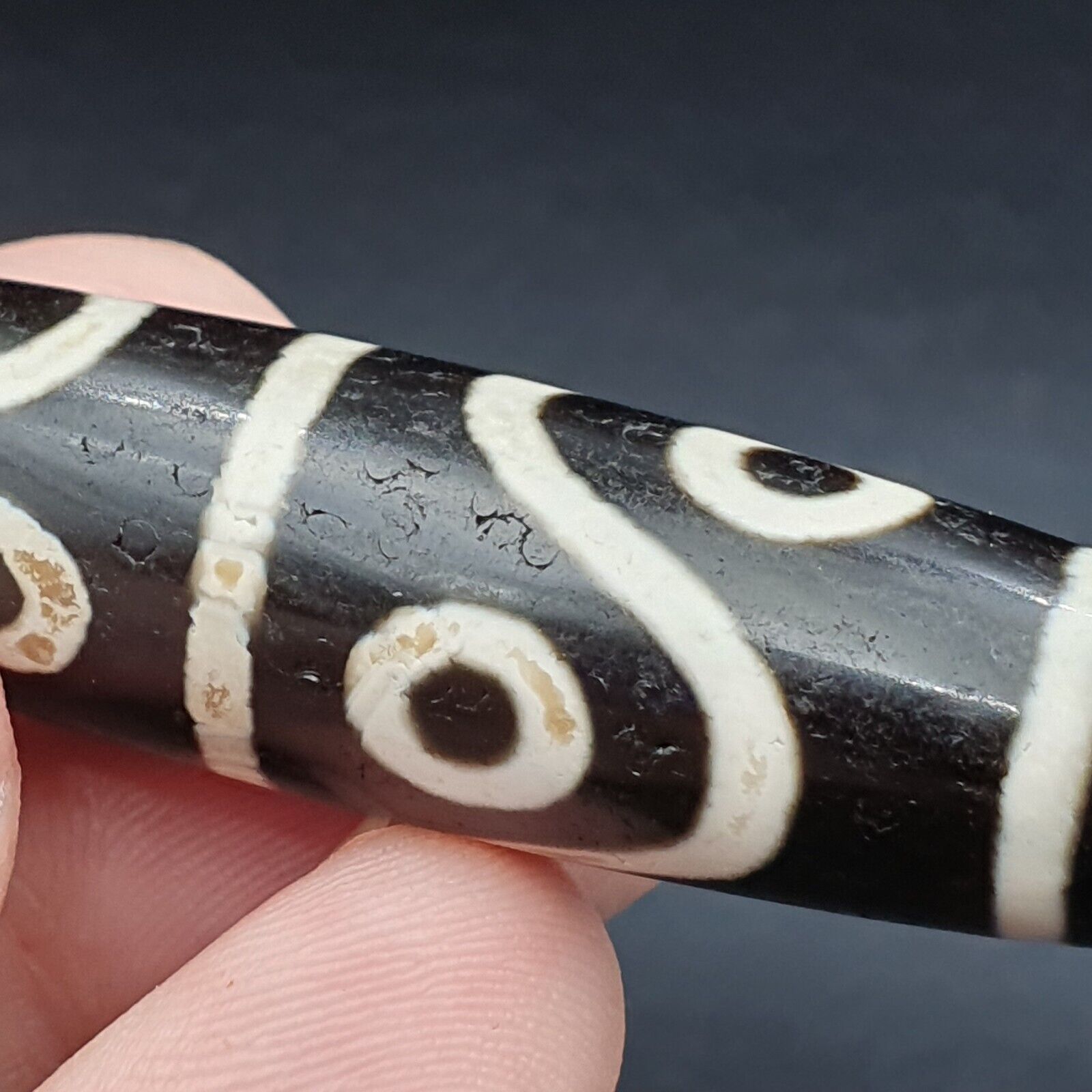 INDO TIBETAN Himalayan 8 Eyes Zig zag Pattern Agate bead Amulet  Dzi  ITB08