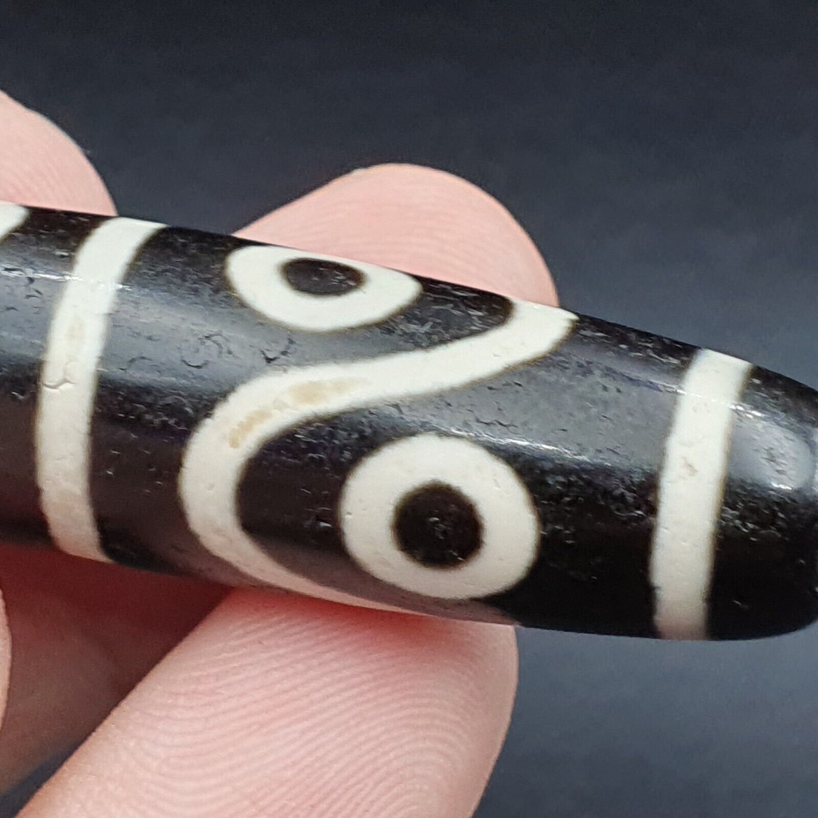 INDO TIBETAN Himalayan 8 Eyes Zig zag Pattern Agate bead Amulet  Dzi  ITB08