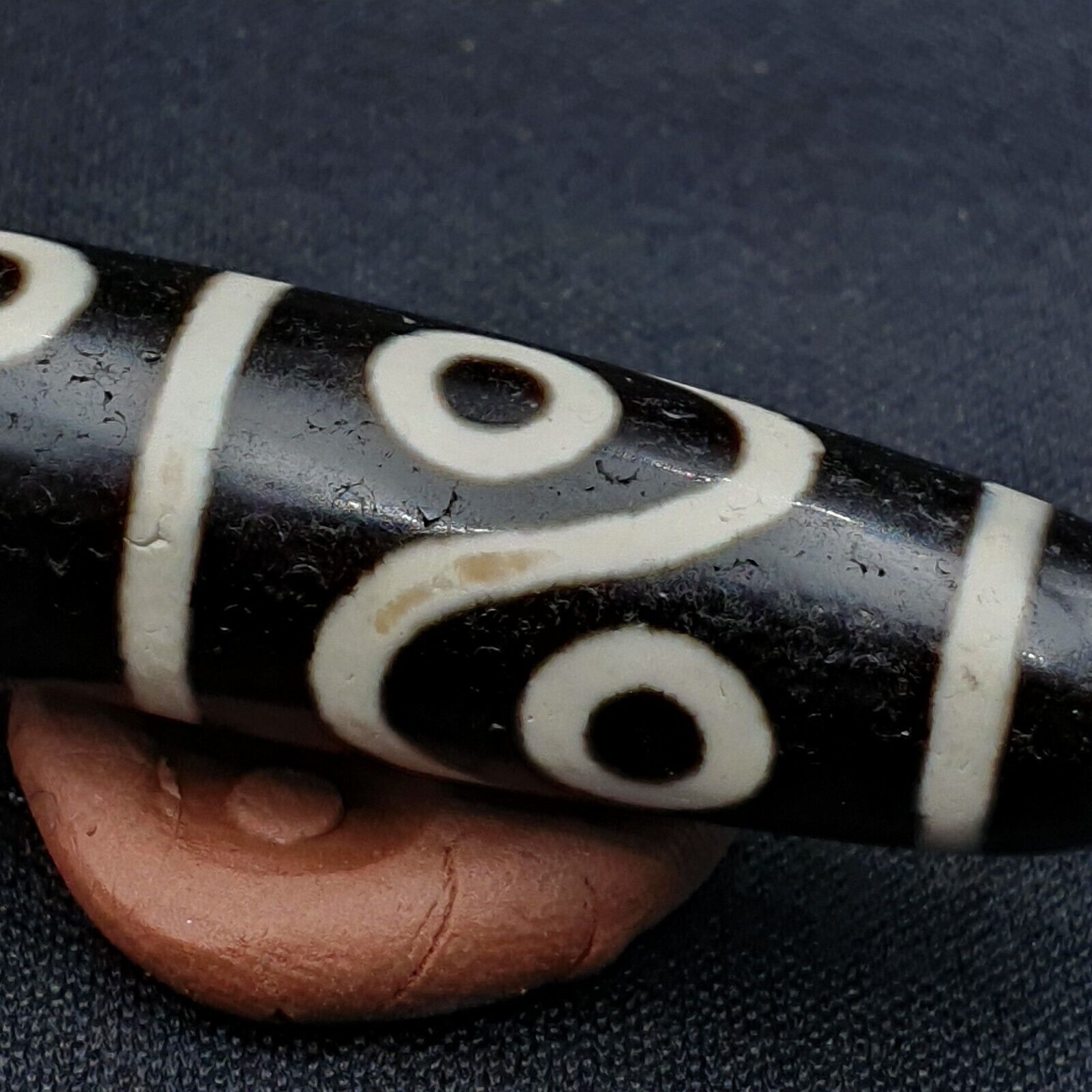 INDO TIBETAN Himalayan 8 Eyes Zig zag Pattern Agate bead Amulet  Dzi  ITB08