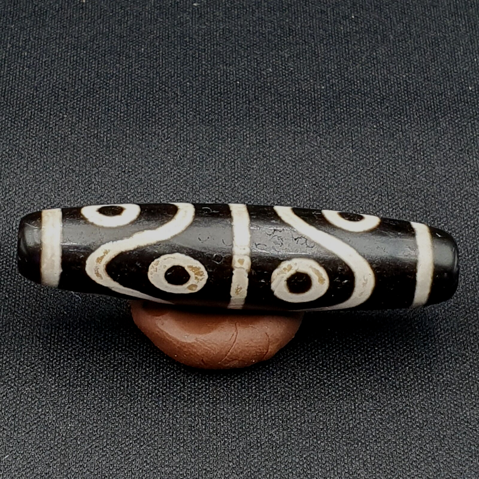 INDO TIBETAN Himalayan 8 Eyes Zig zag Pattern Agate bead Amulet  Dzi  ITB08