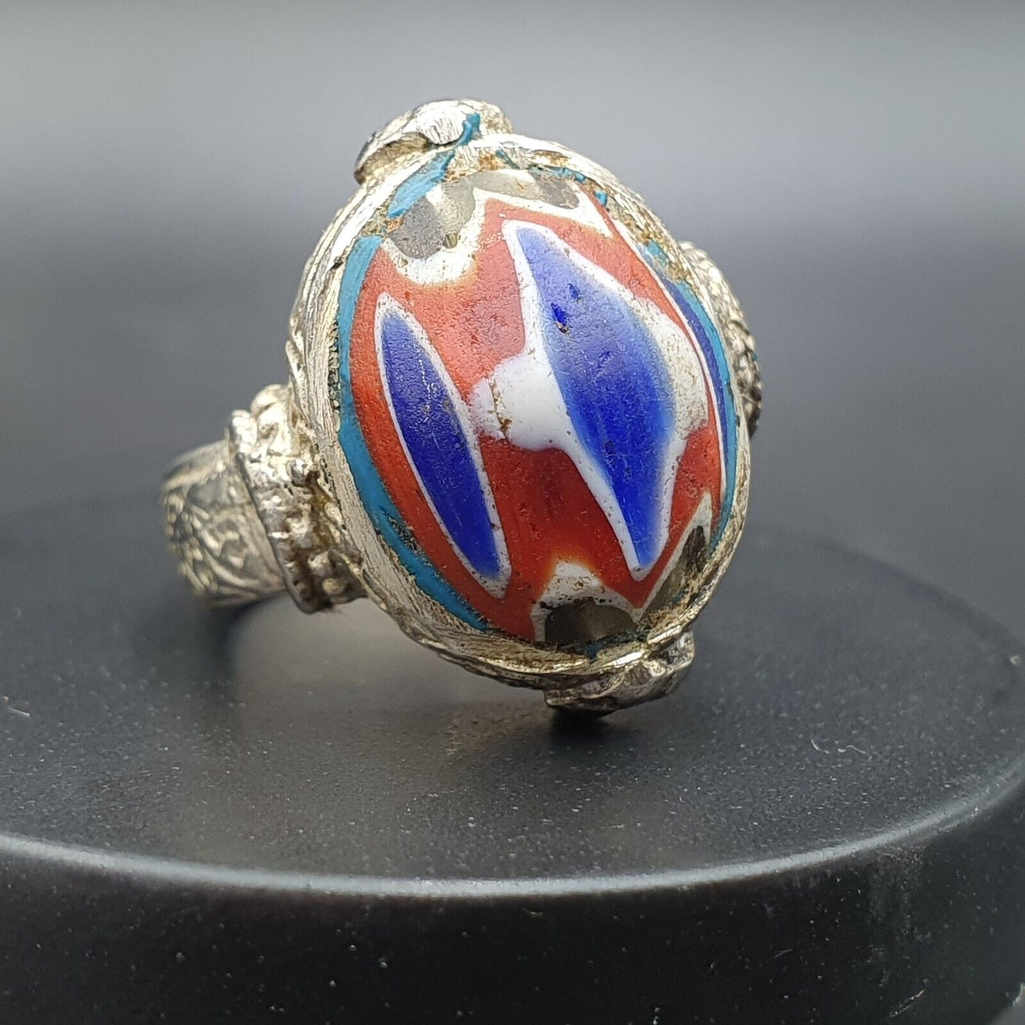 Antikes Vintage altes Chevron-Glas mit wunderschönem Muster Messingring
