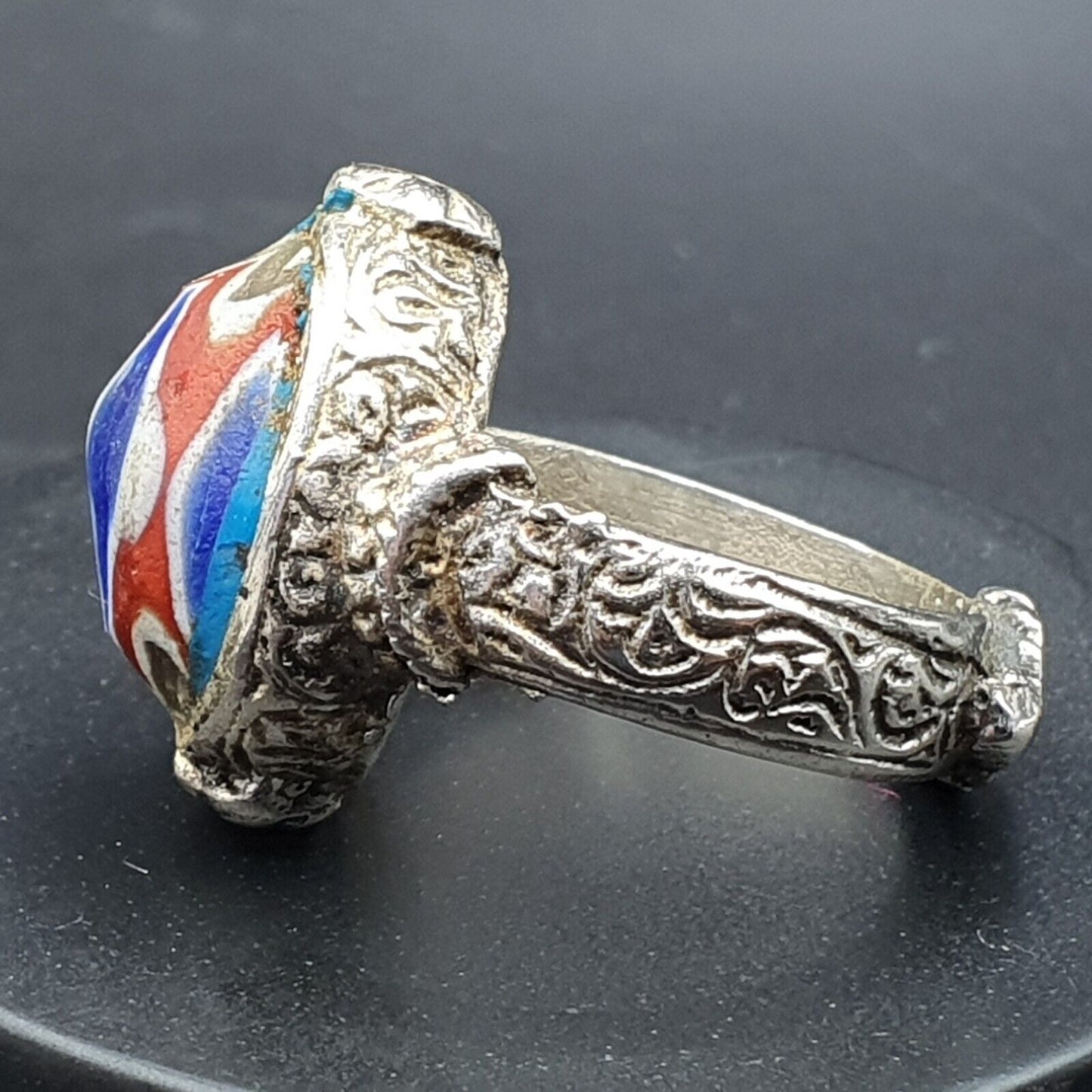 Antikes Vintage altes Chevron-Glas mit wunderschönem Muster Messingring
