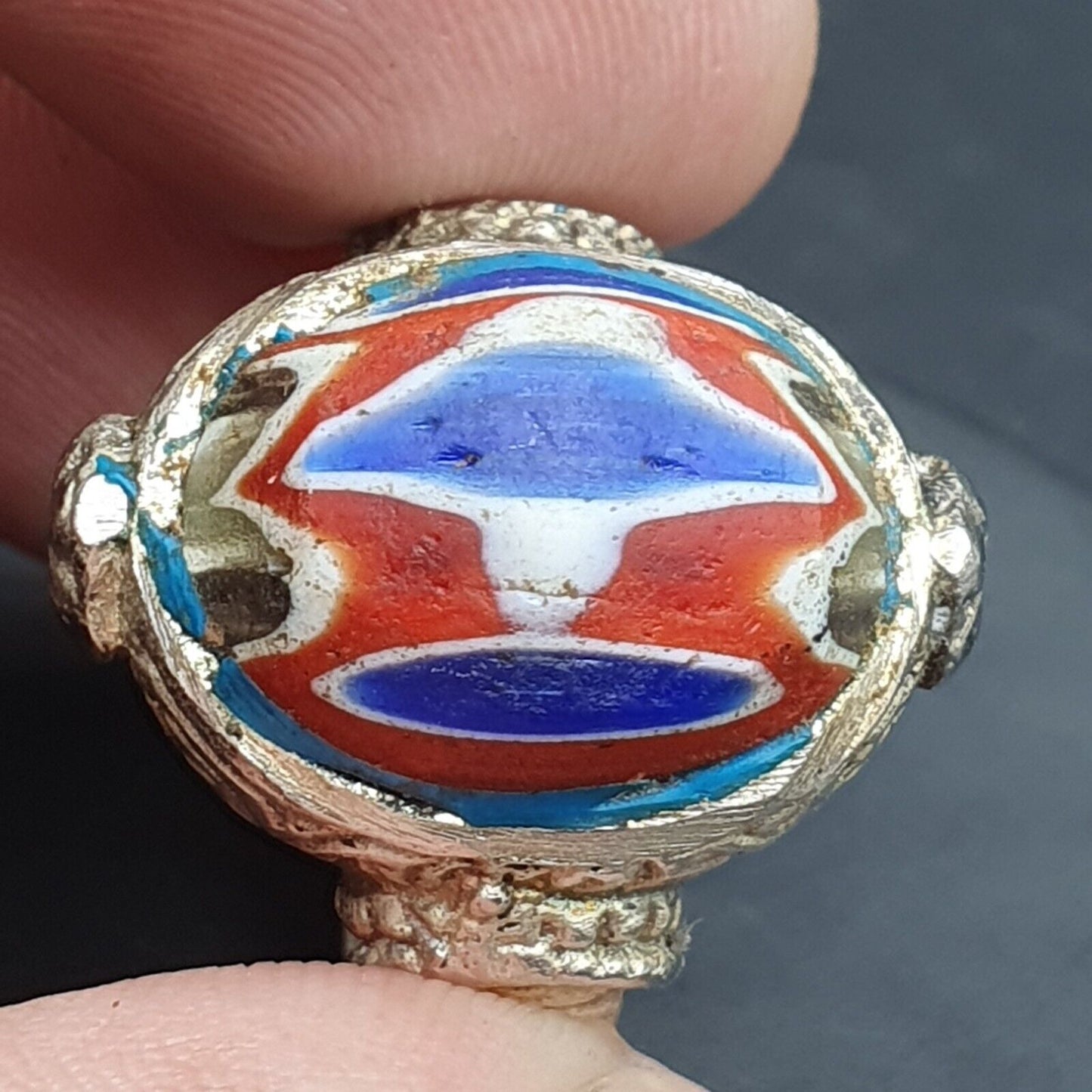 Antikes Vintage altes Chevron-Glas mit wunderschönem Muster Messingring