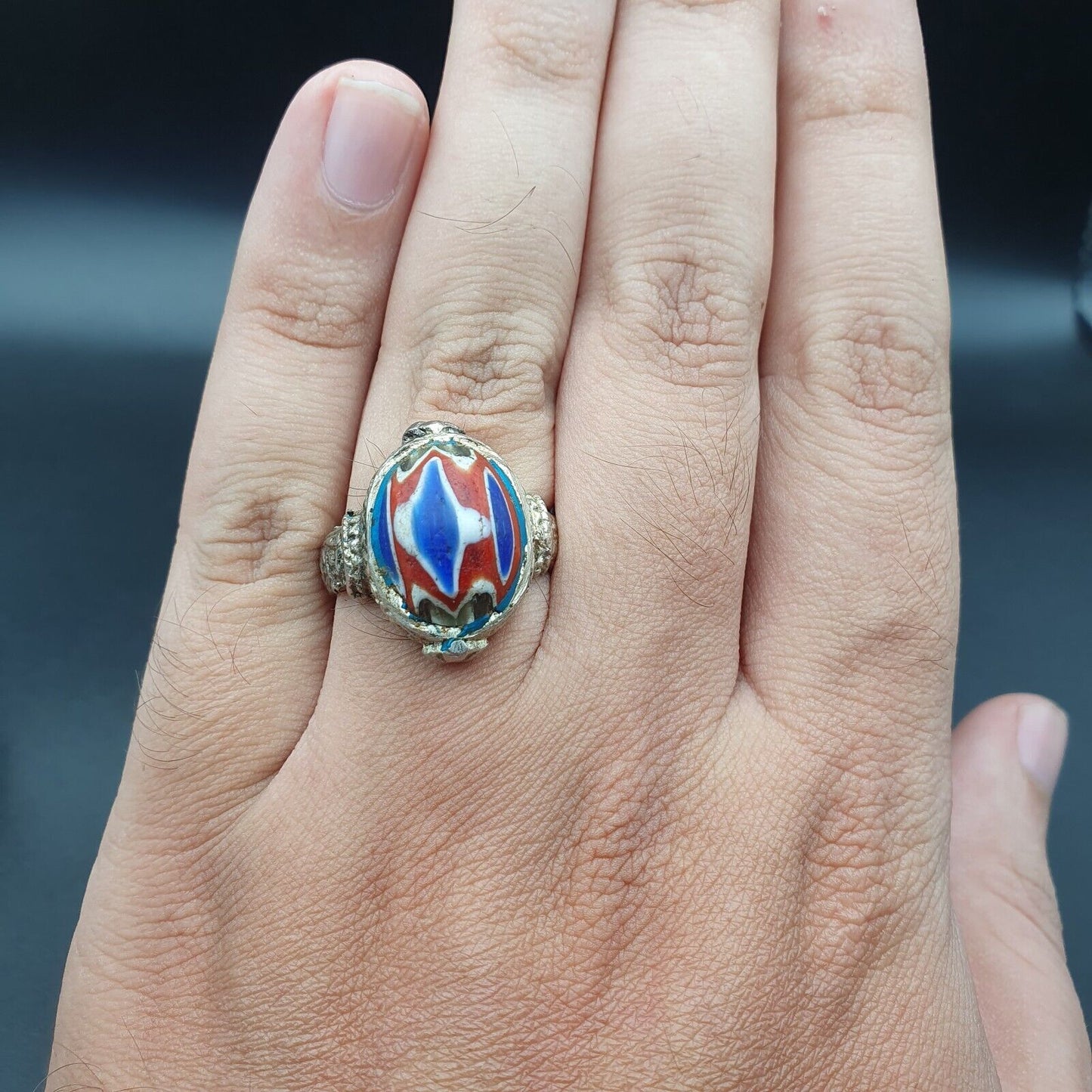 Antikes Vintage altes Chevron-Glas mit wunderschönem Muster Messingring