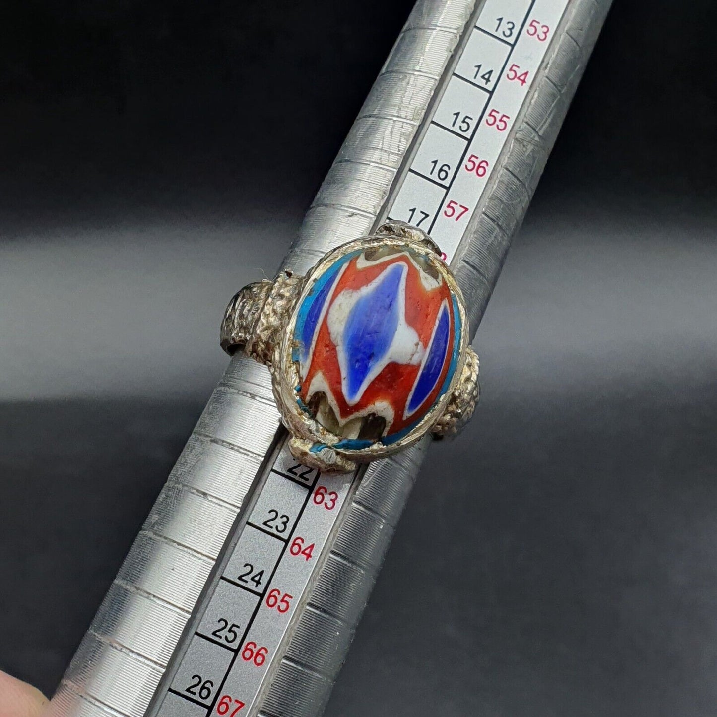 Antikes Vintage altes Chevron-Glas mit wunderschönem Muster Messingring