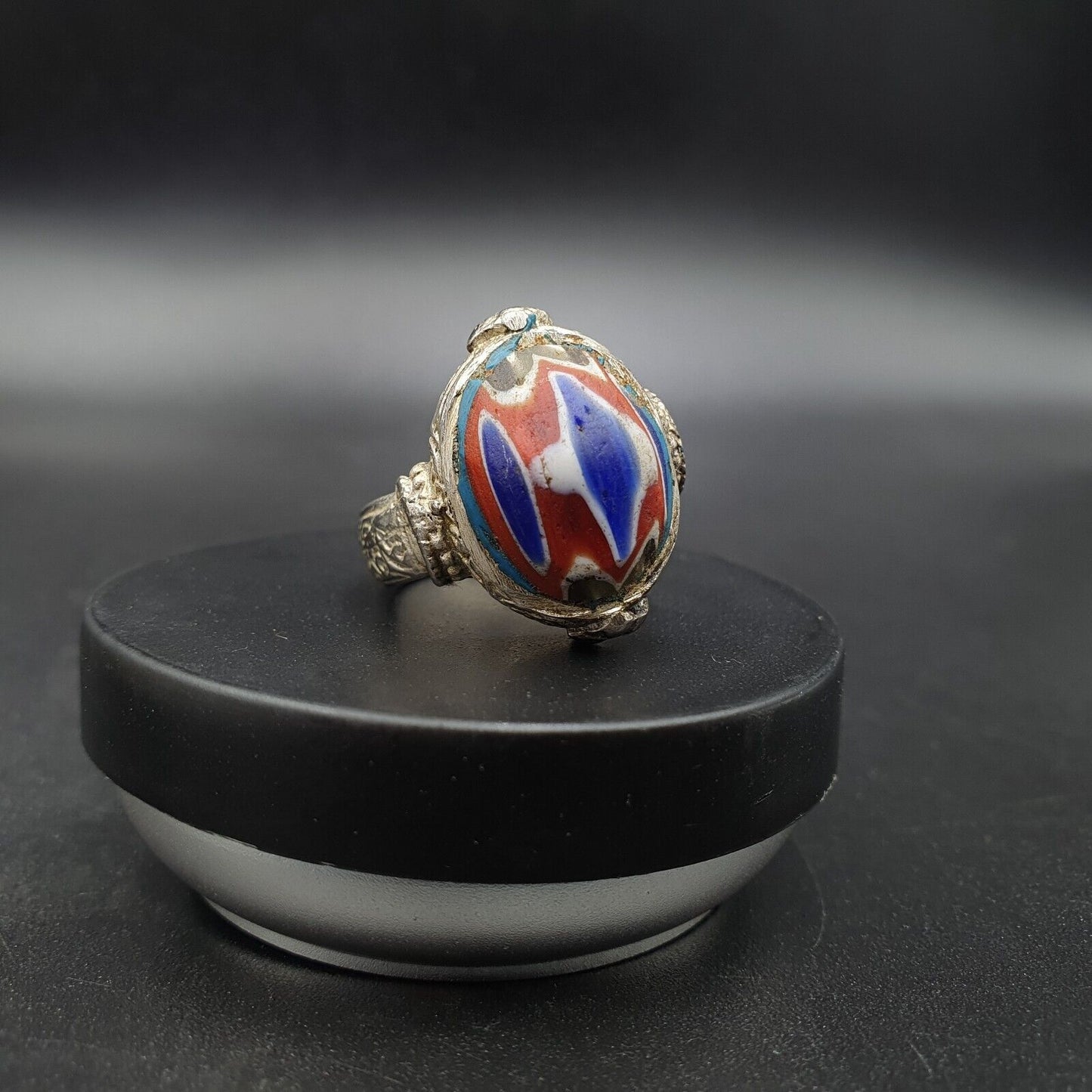 Antikes Vintage altes Chevron-Glas mit wunderschönem Muster Messingring