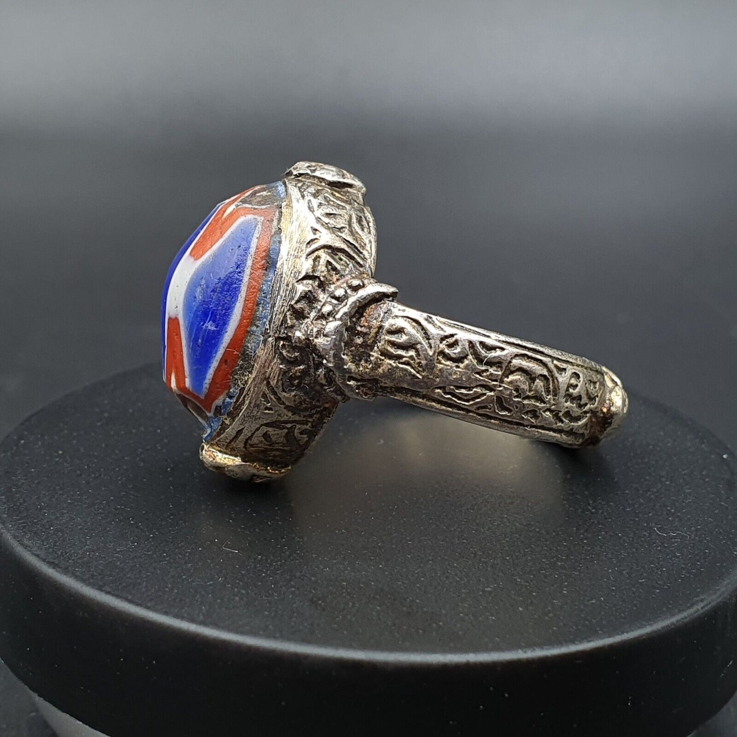 Antikes Vintage altes Chevron-Glas mit wunderschönem Muster Messingring