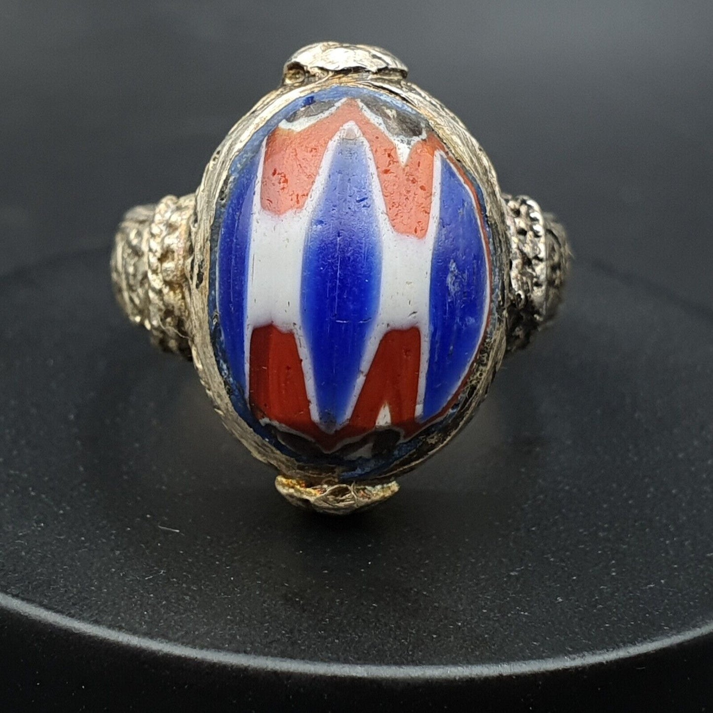 Antikes Vintage altes Chevron-Glas mit wunderschönem Muster Messingring