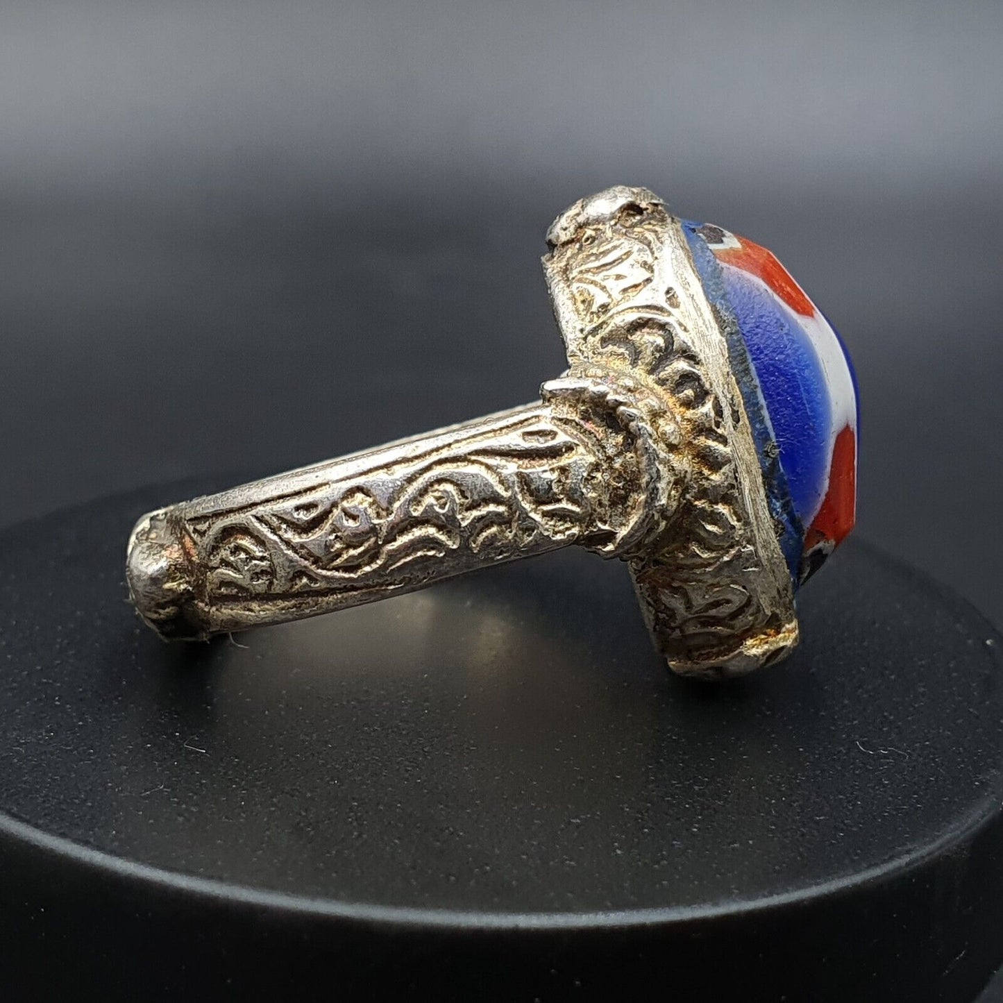 Antikes Vintage altes Chevron-Glas mit wunderschönem Muster Messingring