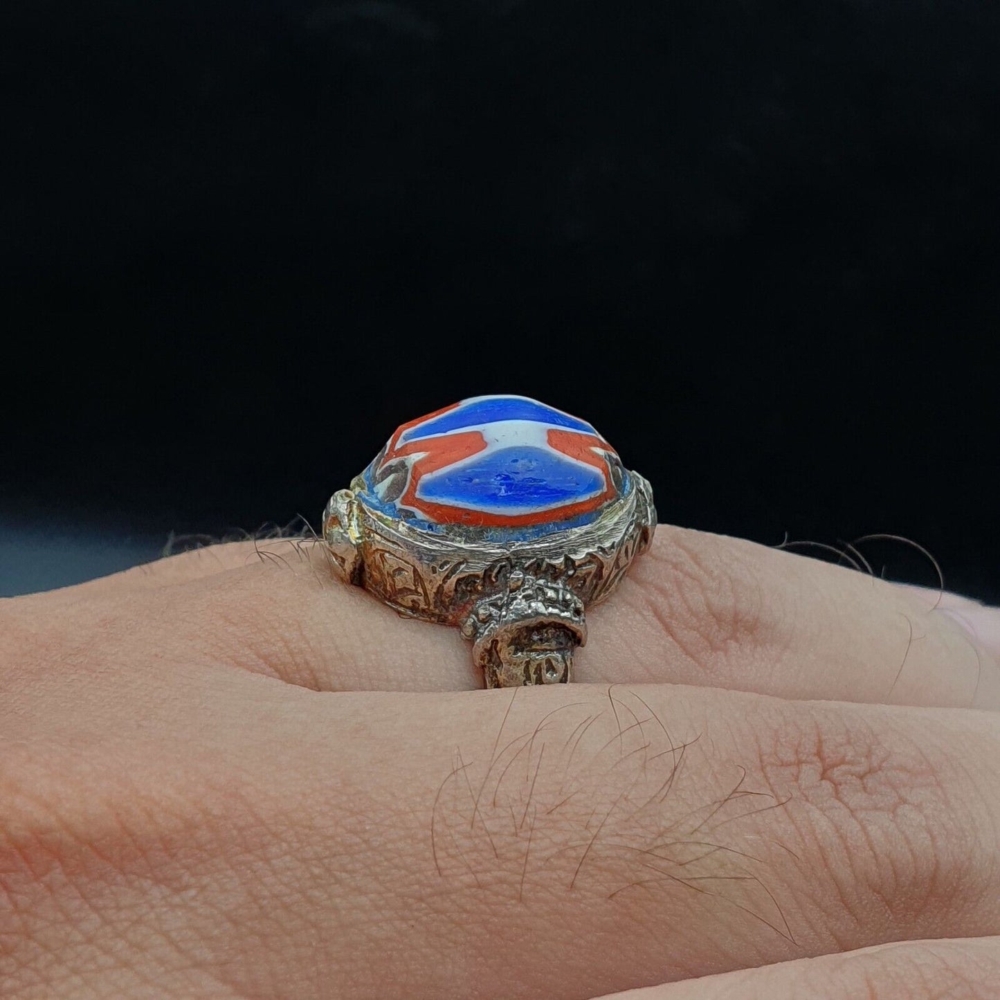 Antikes Vintage altes Chevron-Glas mit wunderschönem Muster Messingring