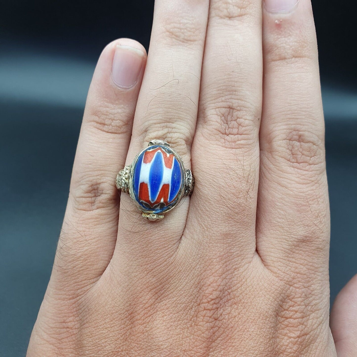 Antikes Vintage altes Chevron-Glas mit wunderschönem Muster Messingring