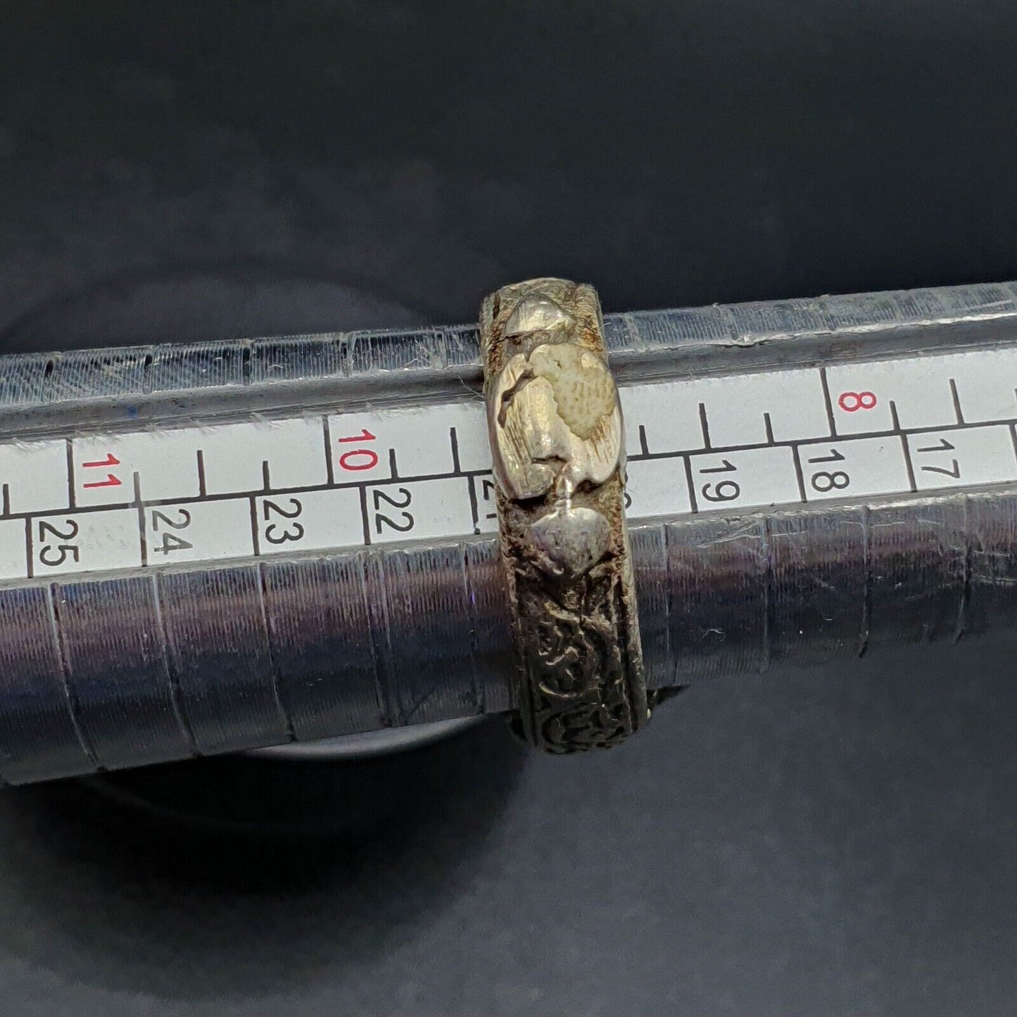Antikes Vintage altes Chevron-Glas mit wunderschönem Muster Messingring