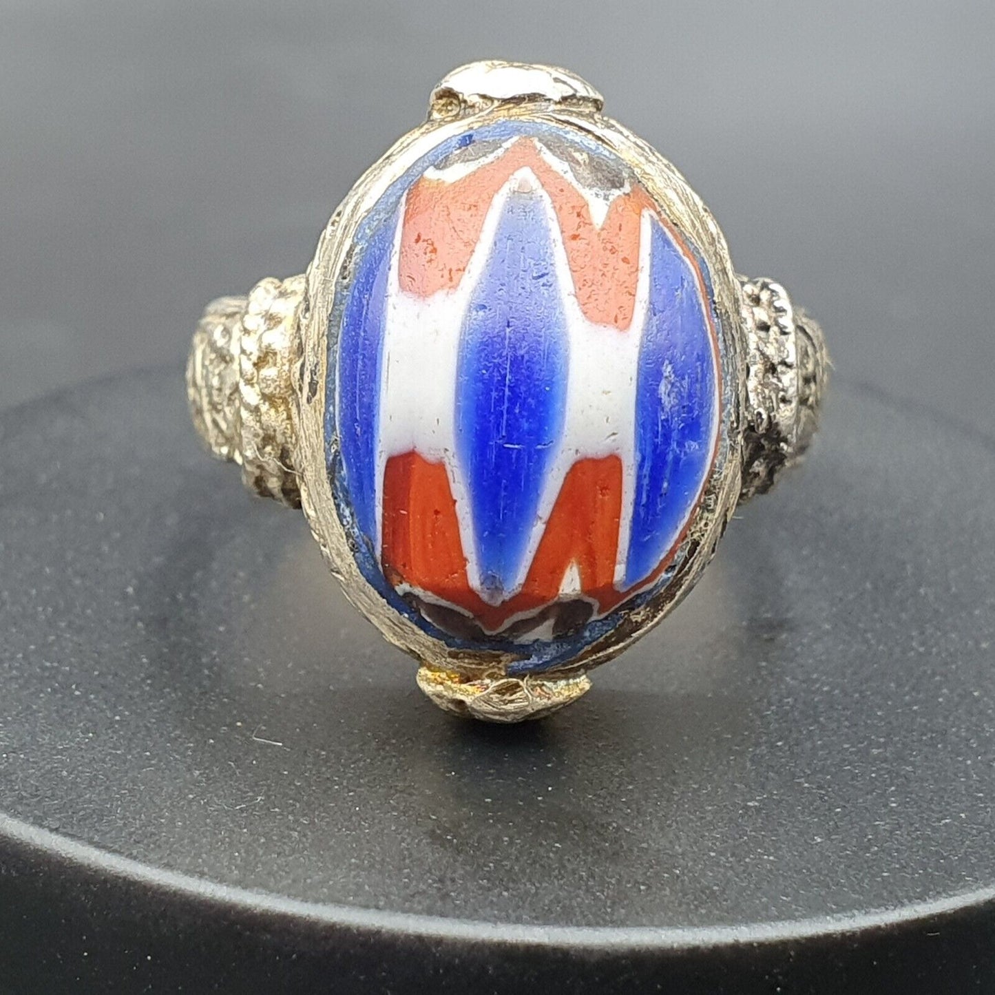 Antikes Vintage altes Chevron-Glas mit wunderschönem Muster Messingring