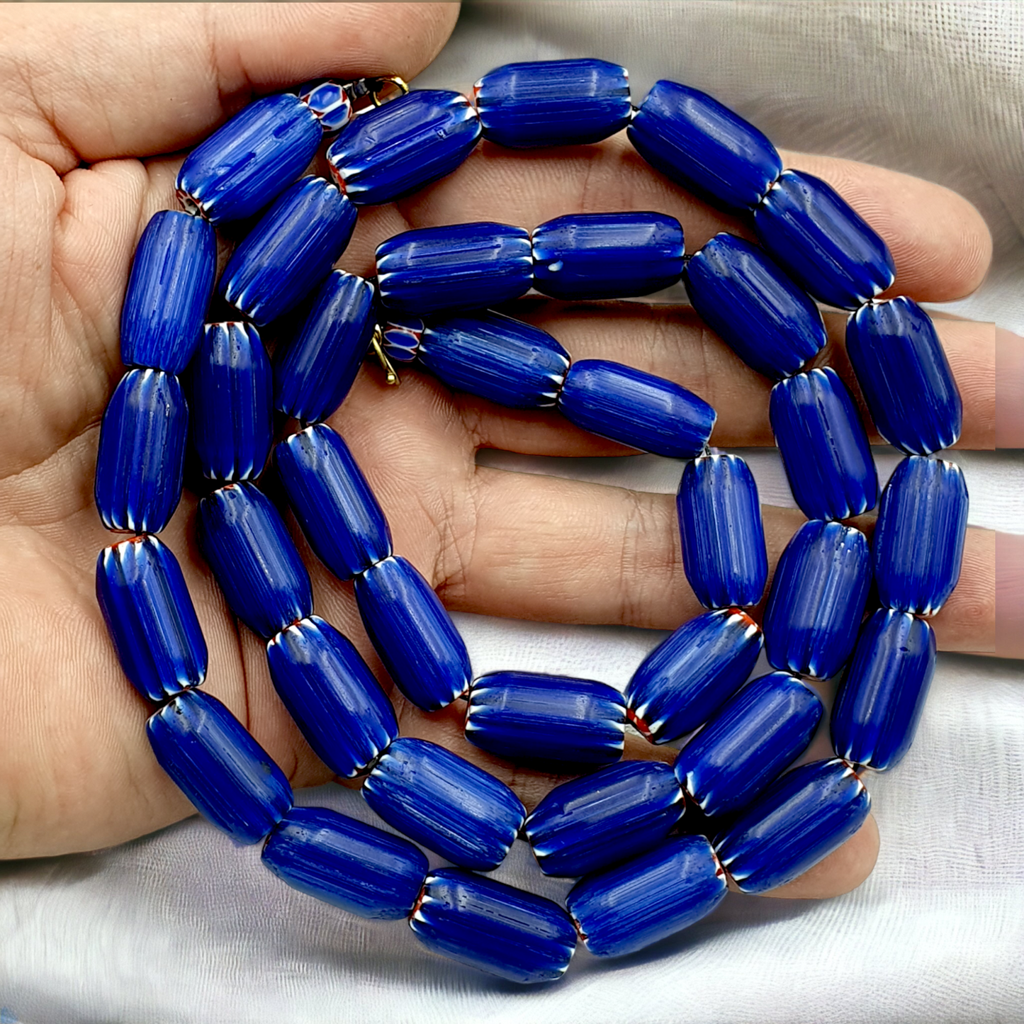 Vintage alte blaue Chevron-Perlen. Alte afrikanische Glas-Chevron-Perlen-Halskette
