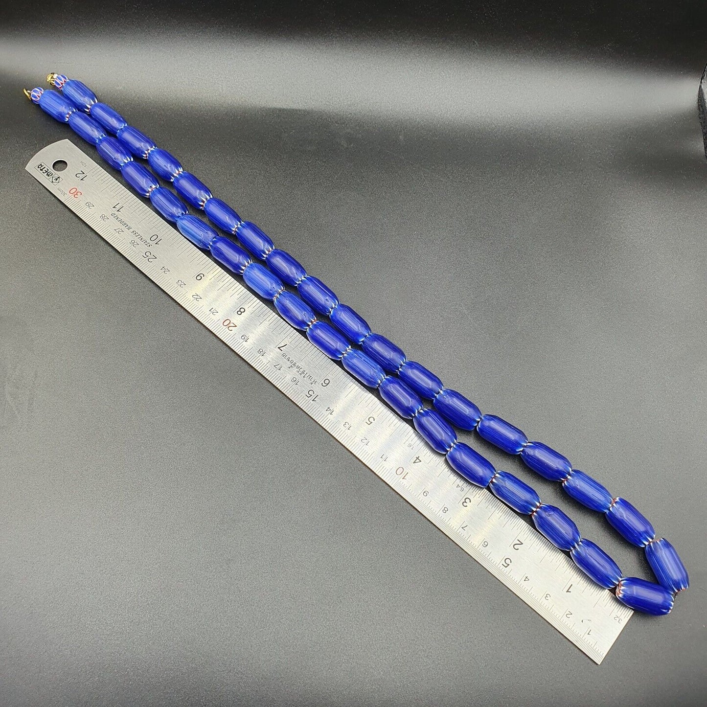 Vintage alte blaue Chevron-Perlen. Alte afrikanische Glas-Chevron-Perlen-Halskette