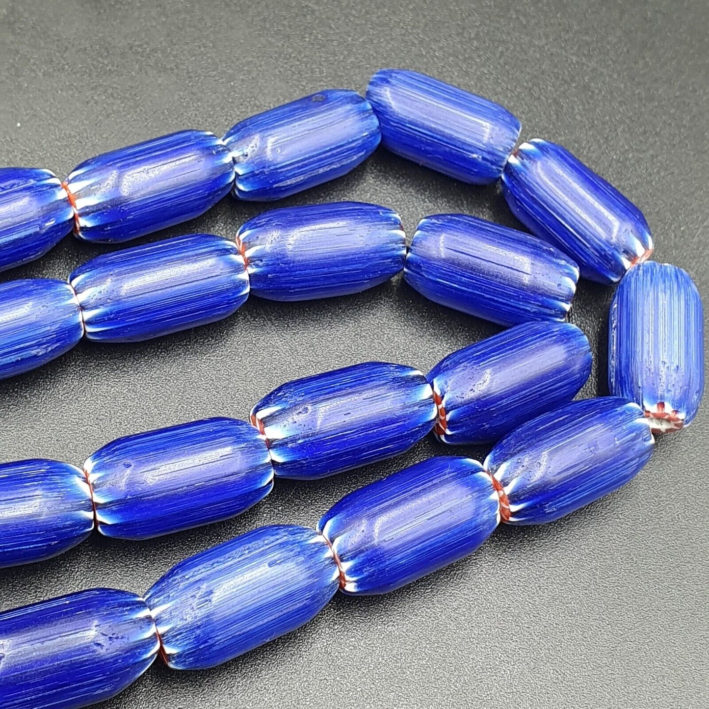 Vintage alte blaue Chevron-Perlen. Alte afrikanische Glas-Chevron-Perlen-Halskette