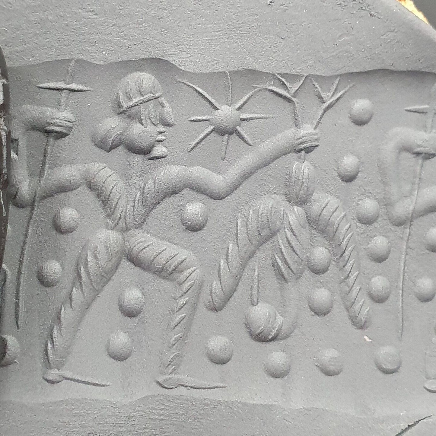 Indo-tibetische Schnitzerei, Achat-Augenstein, Perlenamulett, Jäger, gejagter Vogel #102112