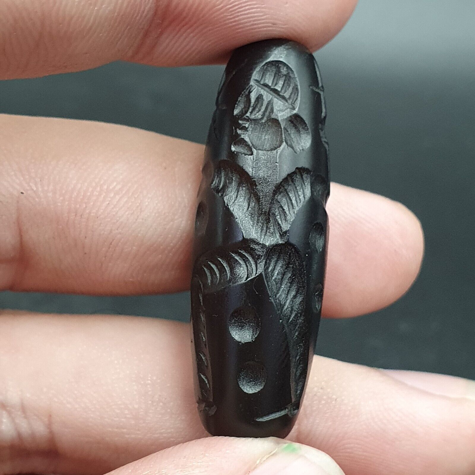 Indo Tibetan Carving Agate Eye stone Bead Amulet Hunter Hunted Bird #102112