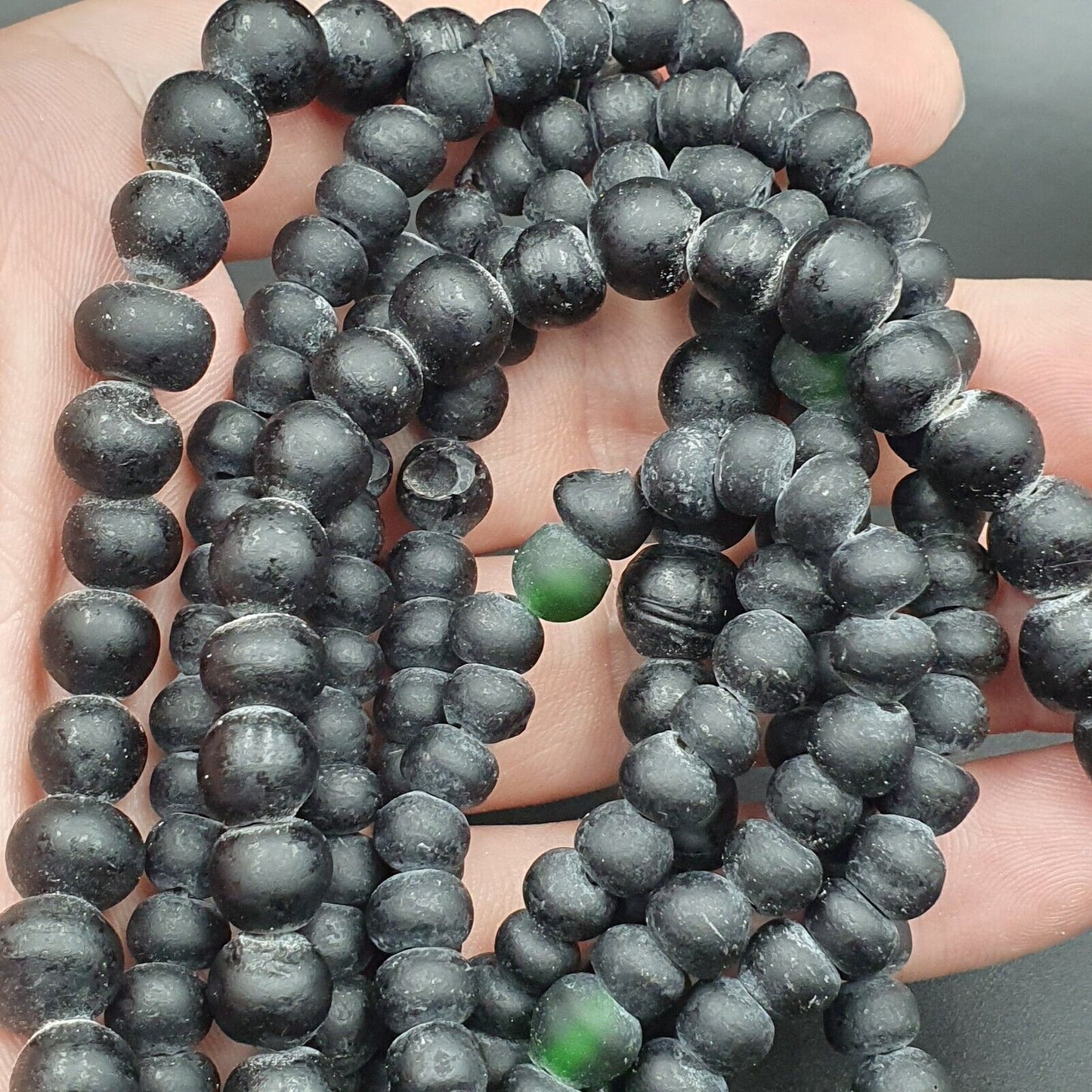 稀有美麗的老非洲黑色玻璃貿易古董珠串