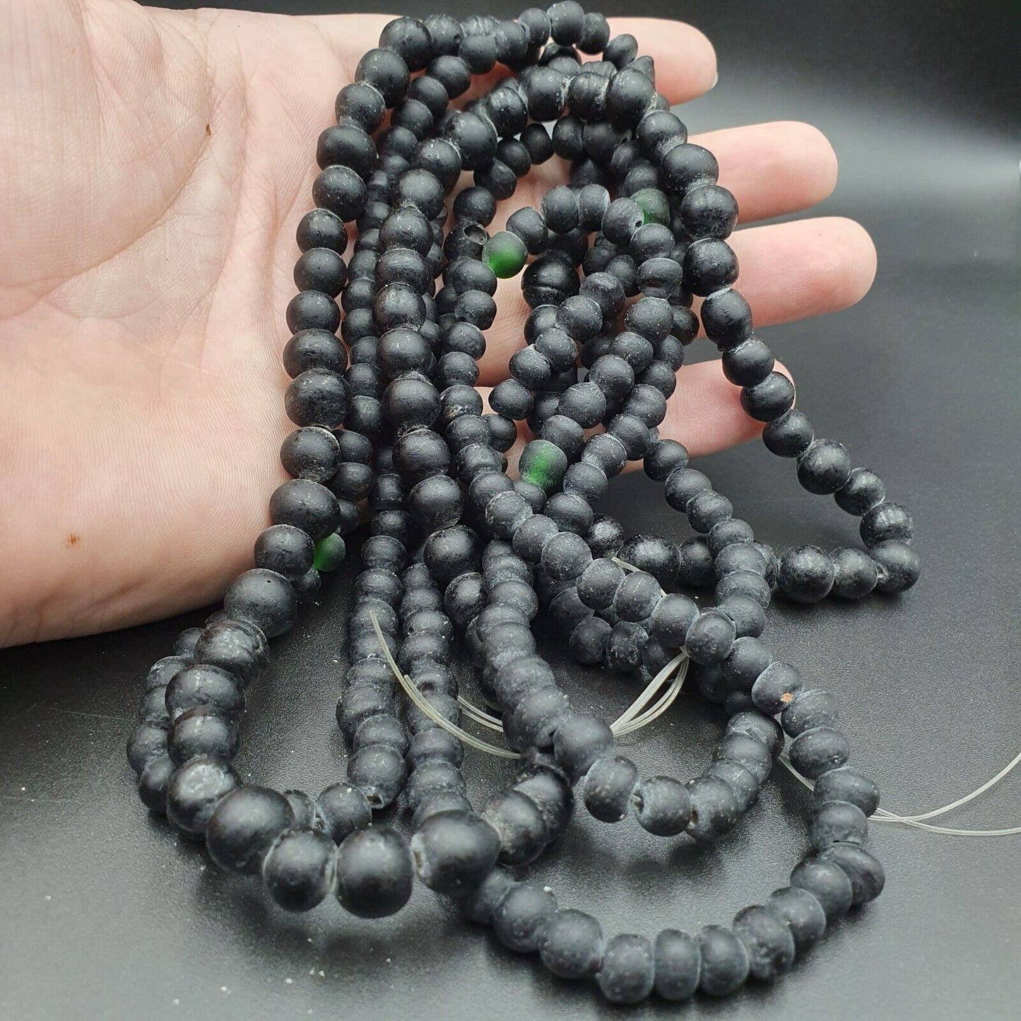稀有美麗的老非洲黑色玻璃貿易古董珠串