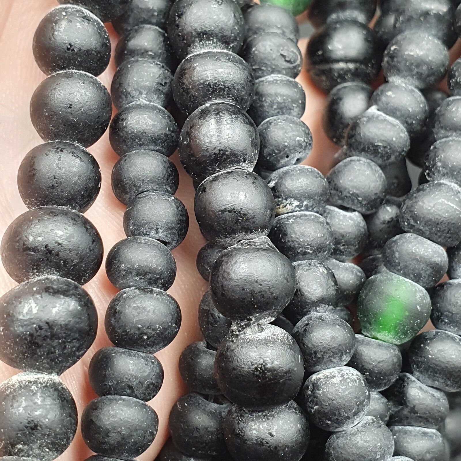 RARE and BEAUTIFUL OLD AFRICAN Black GLASS TRADE ANTIQUE BEADs Strand