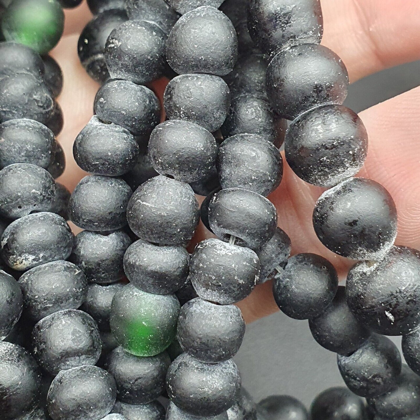 稀有美麗的老非洲黑色玻璃貿易古董珠串