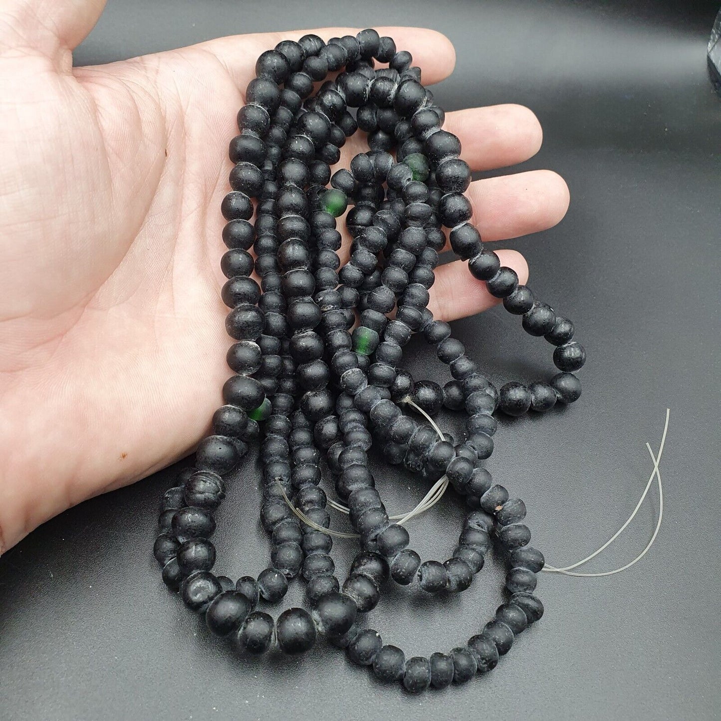 稀有美麗的老非洲黑色玻璃貿易古董珠串