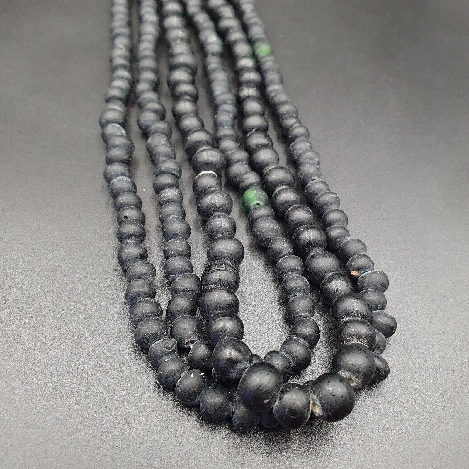 RARE and BEAUTIFUL OLD AFRICAN Black GLASS TRADE ANTIQUE BEADs Strand