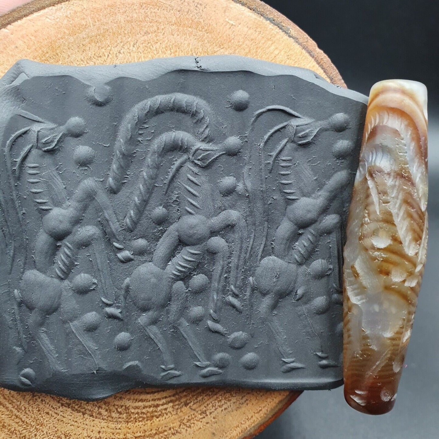 Seltene Tiere, antikes antikes indotibetisches Schnitz-Achatperlen-Amulett