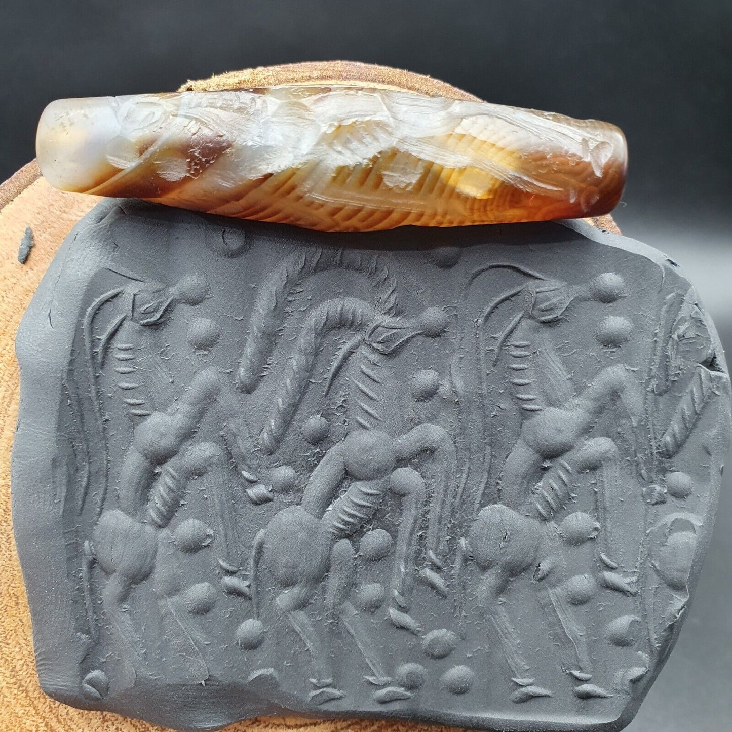 Seltene Tiere, antikes antikes indotibetisches Schnitz-Achatperlen-Amulett