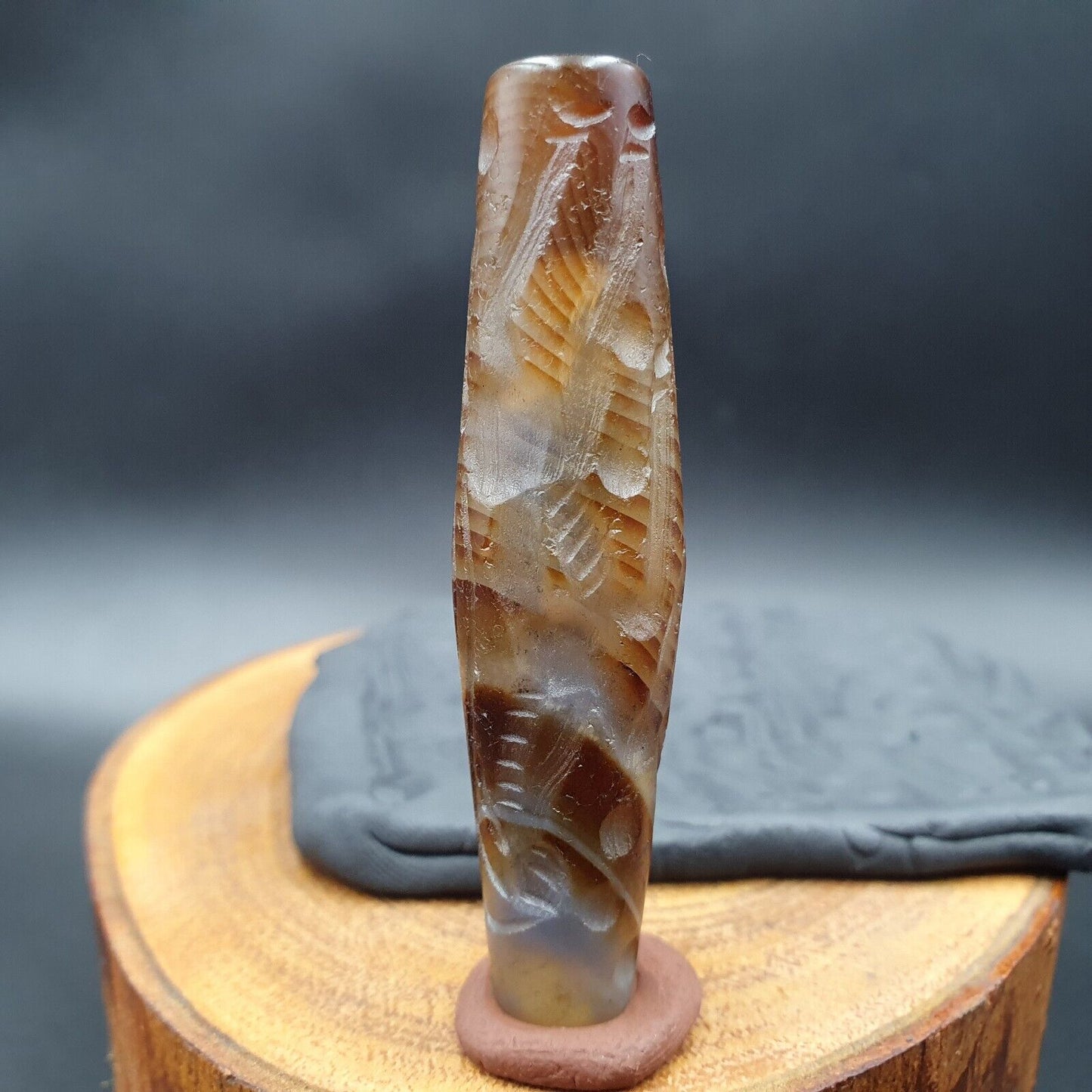 Seltene Tiere, antikes antikes indotibetisches Schnitz-Achatperlen-Amulett
