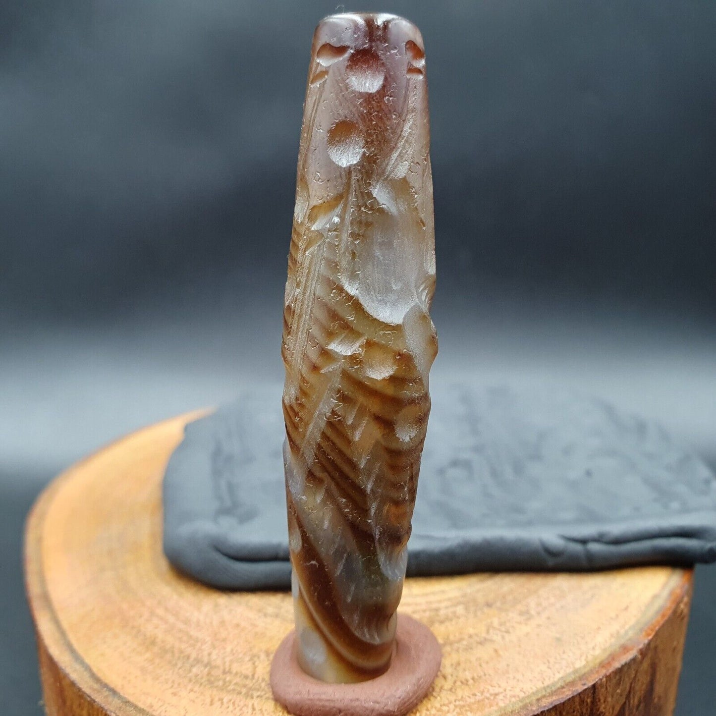 Seltene Tiere, antikes antikes indotibetisches Schnitz-Achatperlen-Amulett