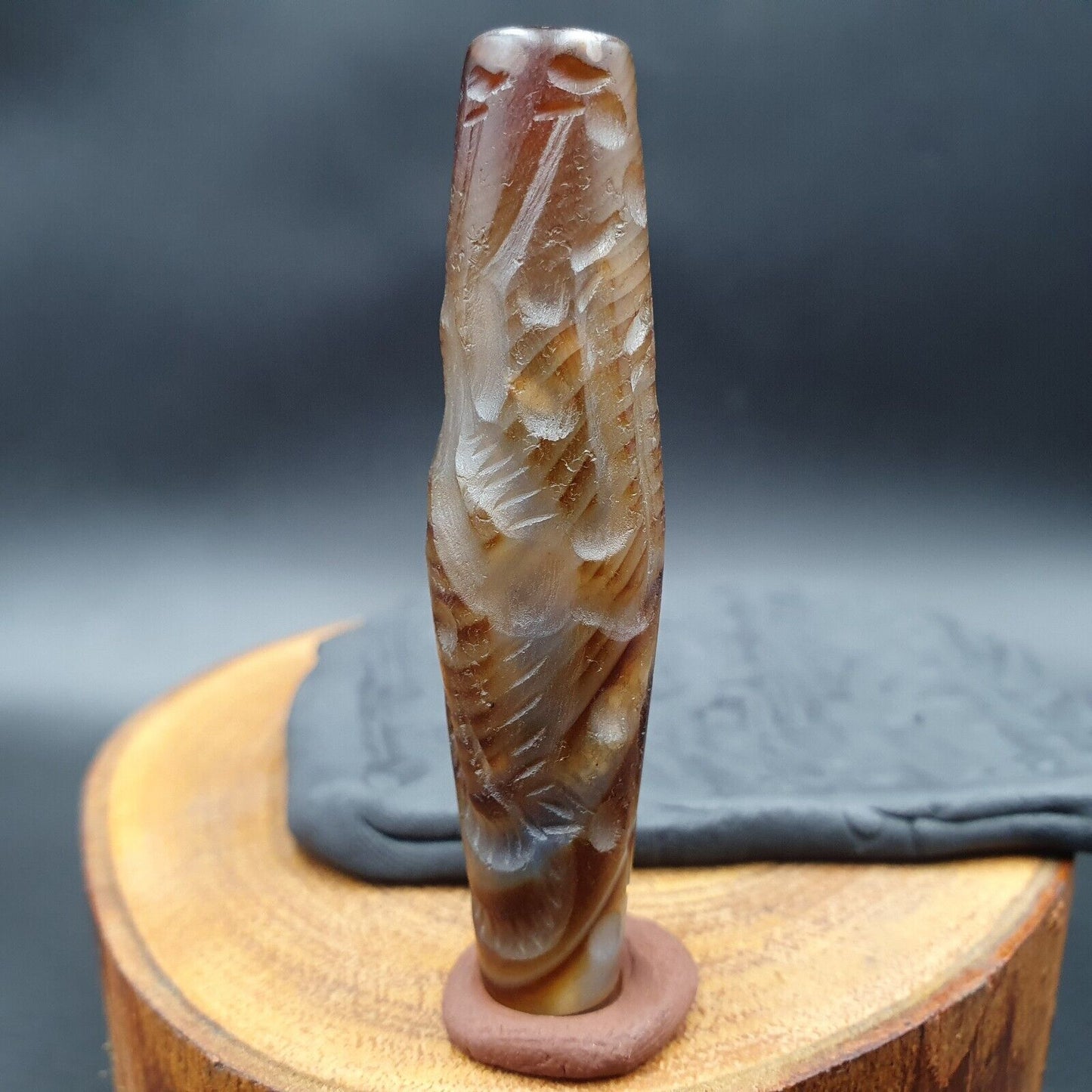 Seltene Tiere, antikes antikes indotibetisches Schnitz-Achatperlen-Amulett
