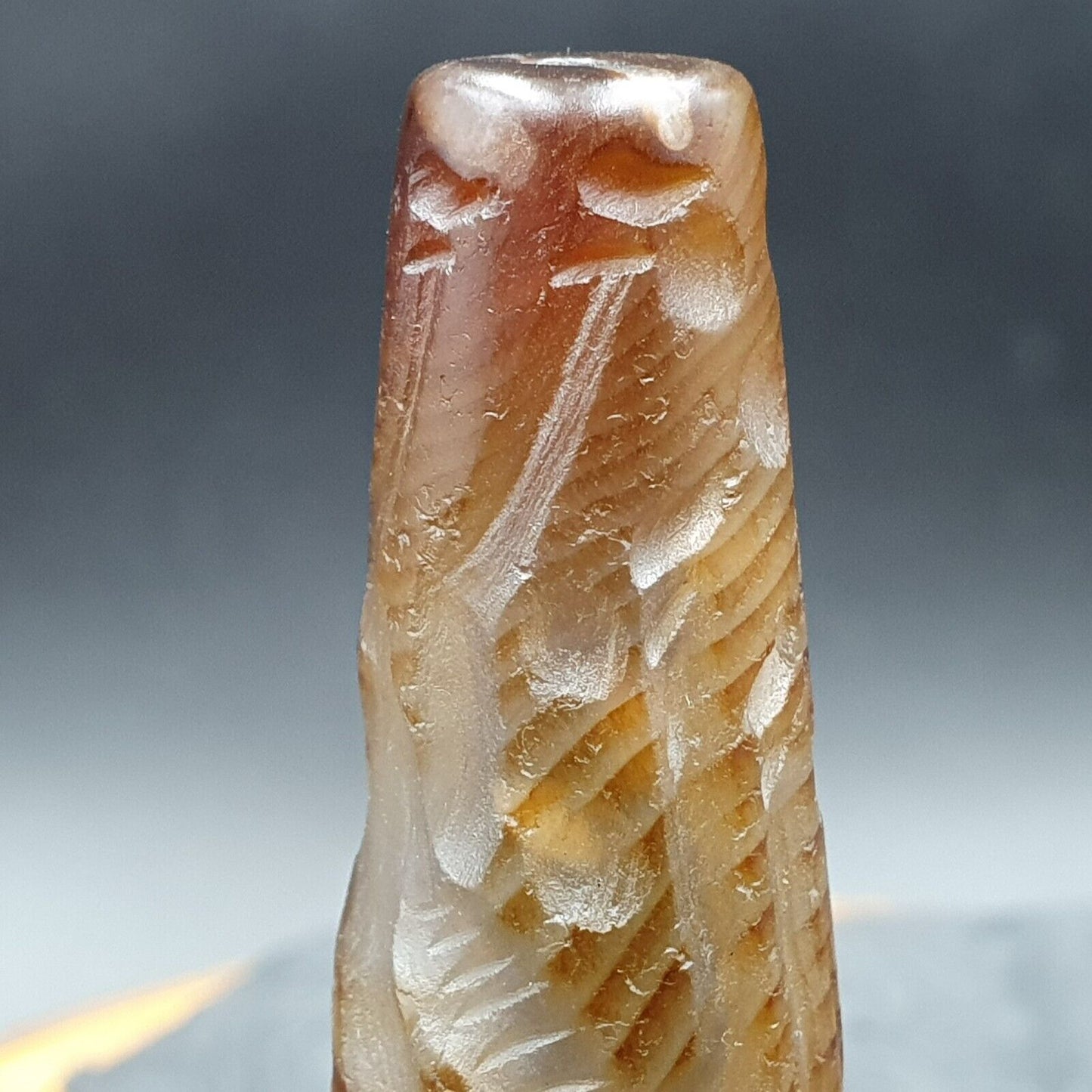 Seltene Tiere, antikes antikes indotibetisches Schnitz-Achatperlen-Amulett