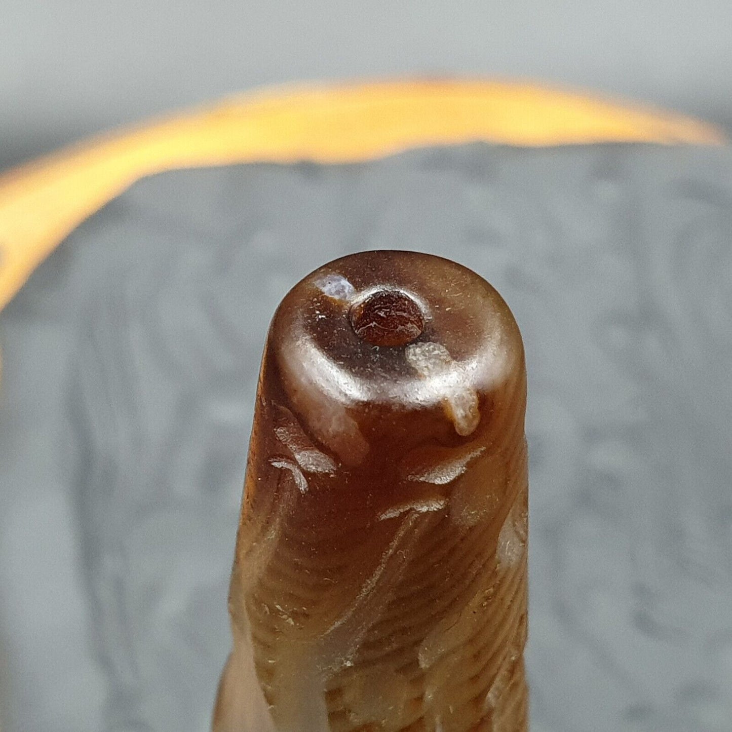 Seltene Tiere, antikes antikes indotibetisches Schnitz-Achatperlen-Amulett