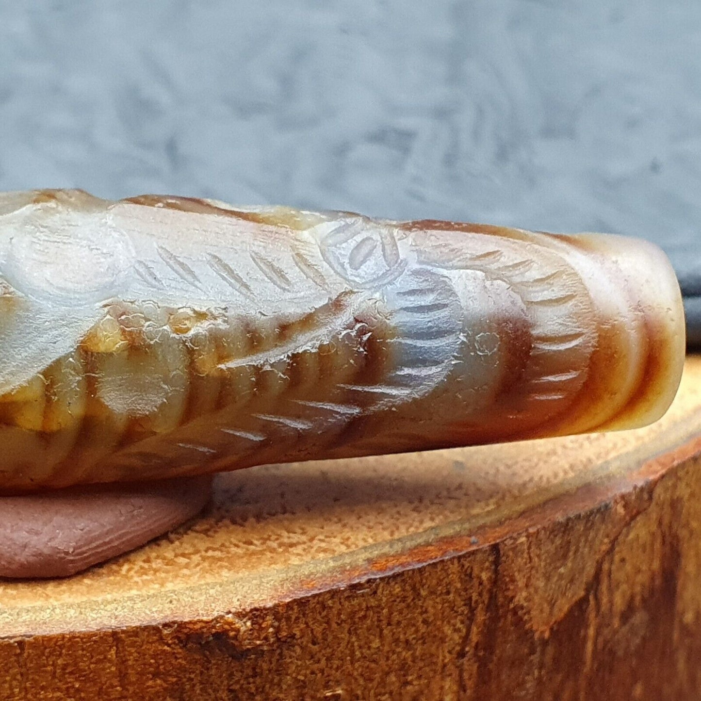 Seltene Tiere, antikes antikes indotibetisches Schnitz-Achatperlen-Amulett