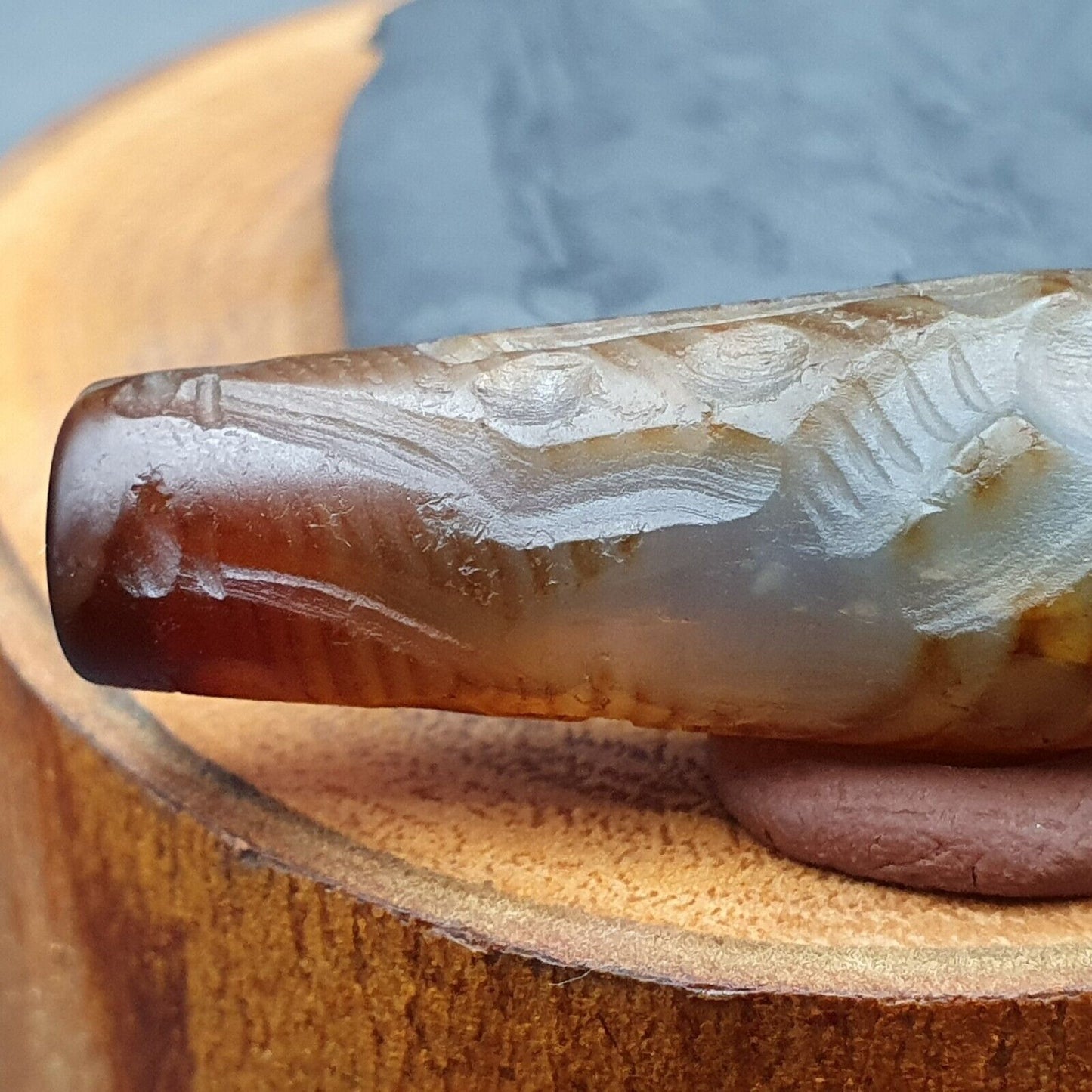 Seltene Tiere, antikes antikes indotibetisches Schnitz-Achatperlen-Amulett