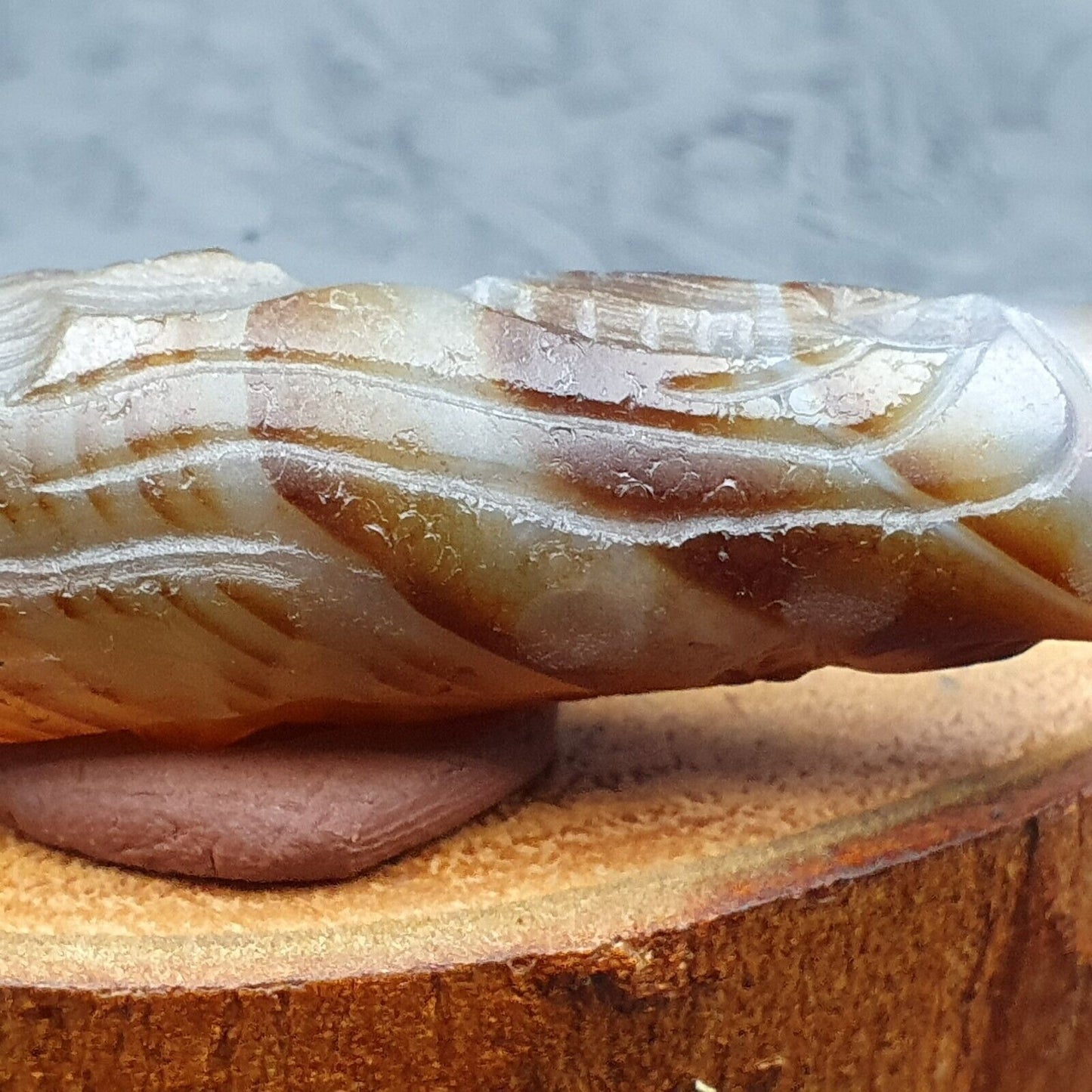 Seltene Tiere, antikes antikes indotibetisches Schnitz-Achatperlen-Amulett