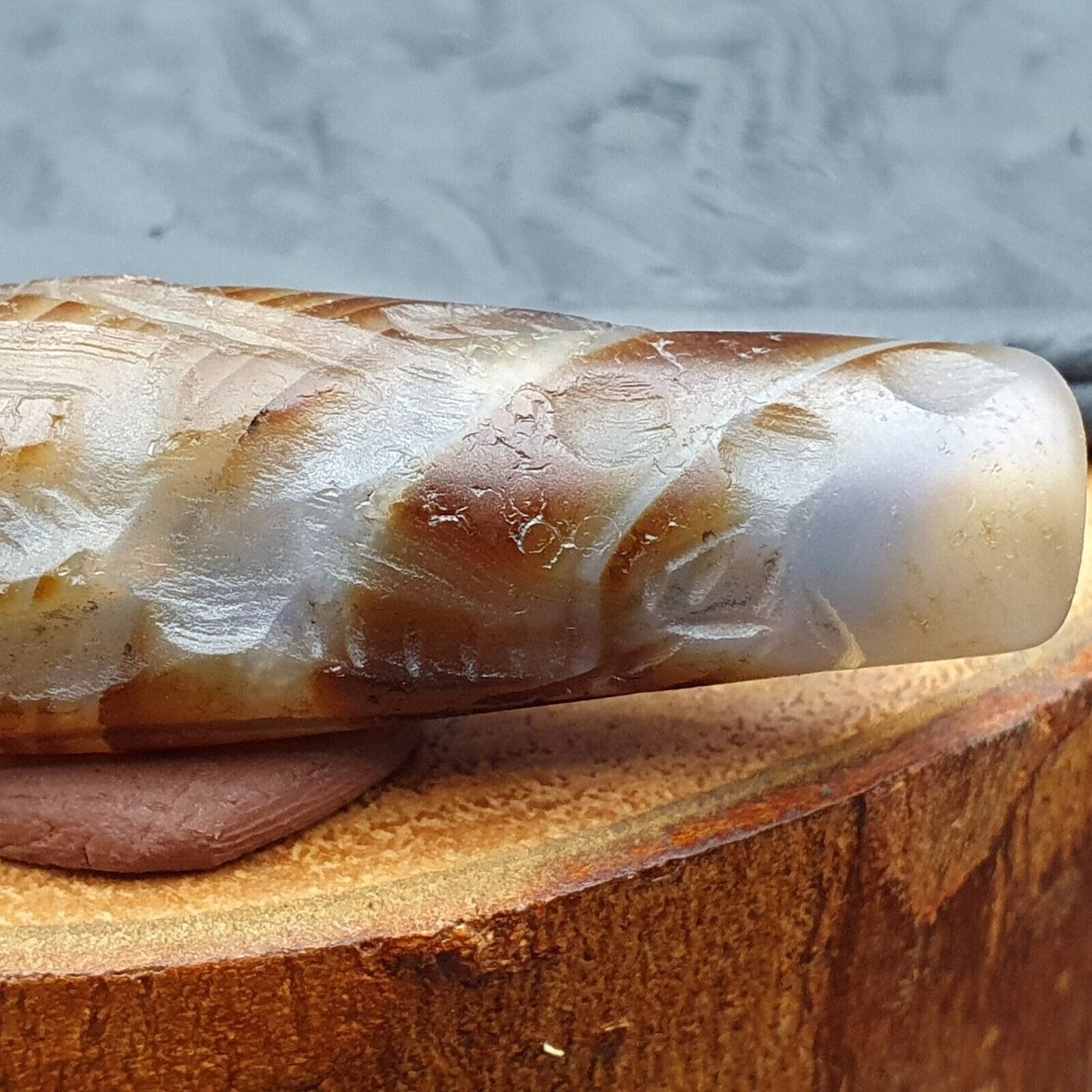 Seltene Tiere, antikes antikes indotibetisches Schnitz-Achatperlen-Amulett