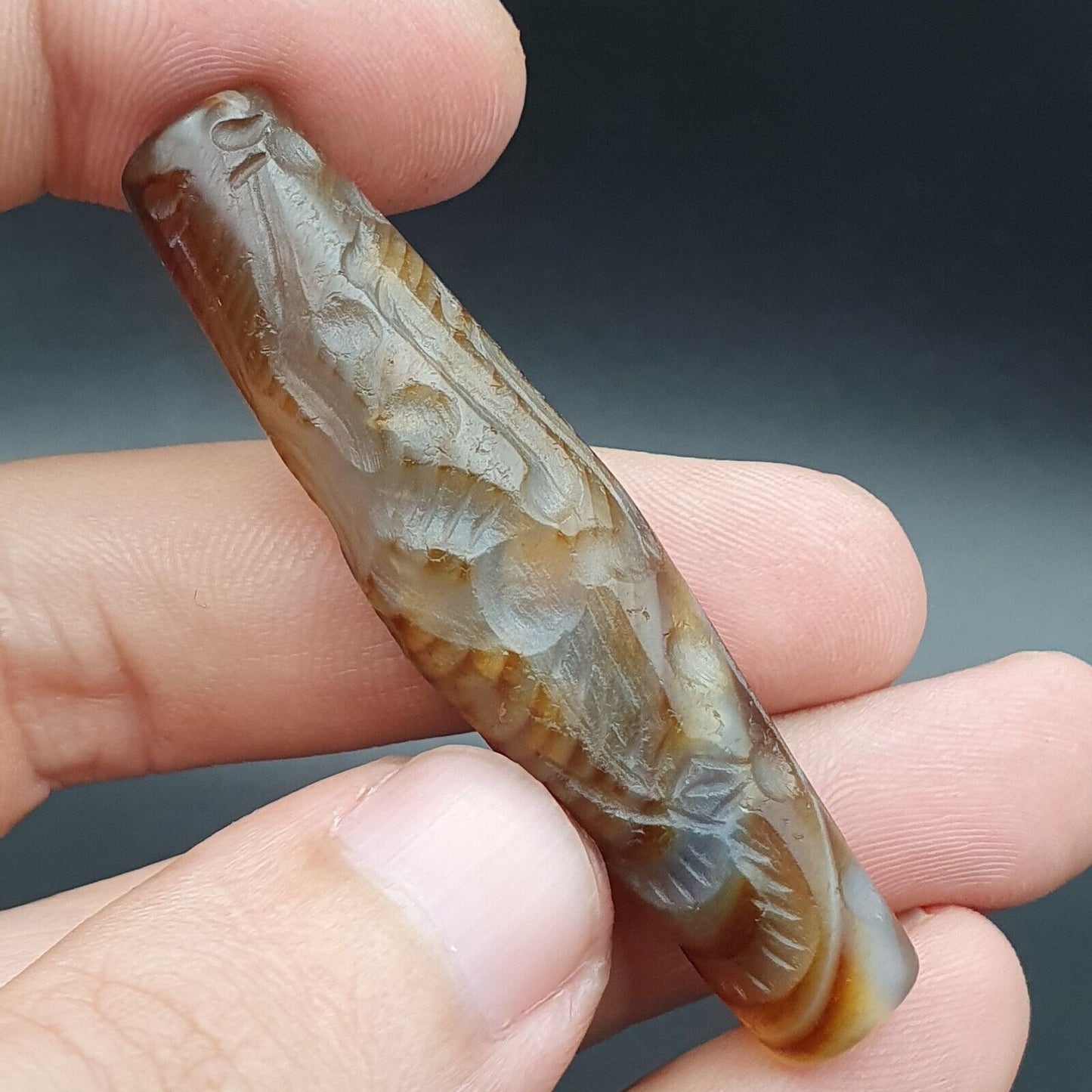 Seltene Tiere, antikes antikes indotibetisches Schnitz-Achatperlen-Amulett