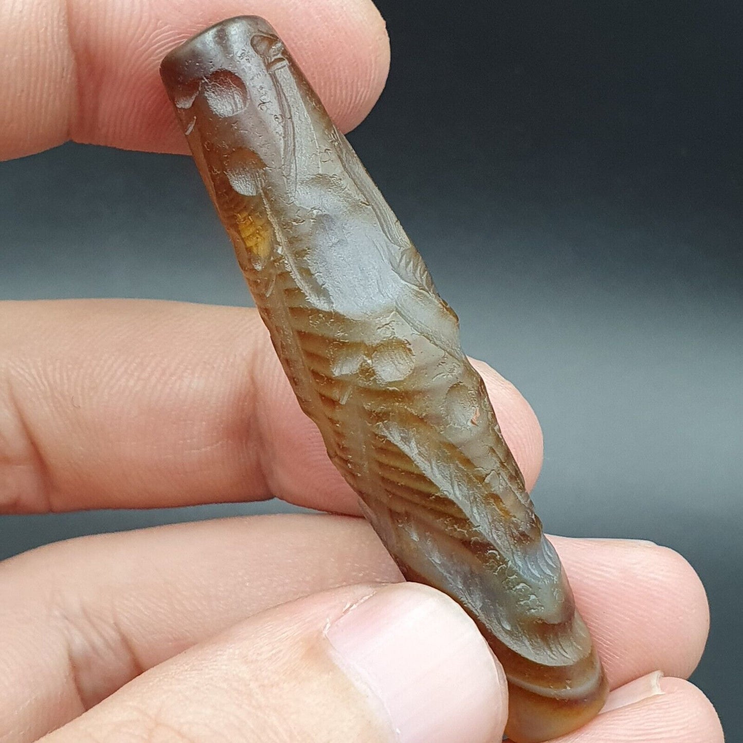 Seltene Tiere, antikes antikes indotibetisches Schnitz-Achatperlen-Amulett